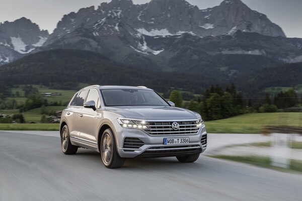 Volkswagen Touareg en ruta alpina, apreciando su estética y contexto natural. Volkswagen Touareg en ruta alpina, apreciando su estética y contexto natural.