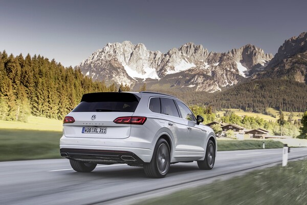 Trasera del Volkswagen Touareg en carretera de montaña, mostrando líneas dinámicas. Trasera del Volkswagen Touareg en carretera de montaña, mostrando líneas dinámicas.