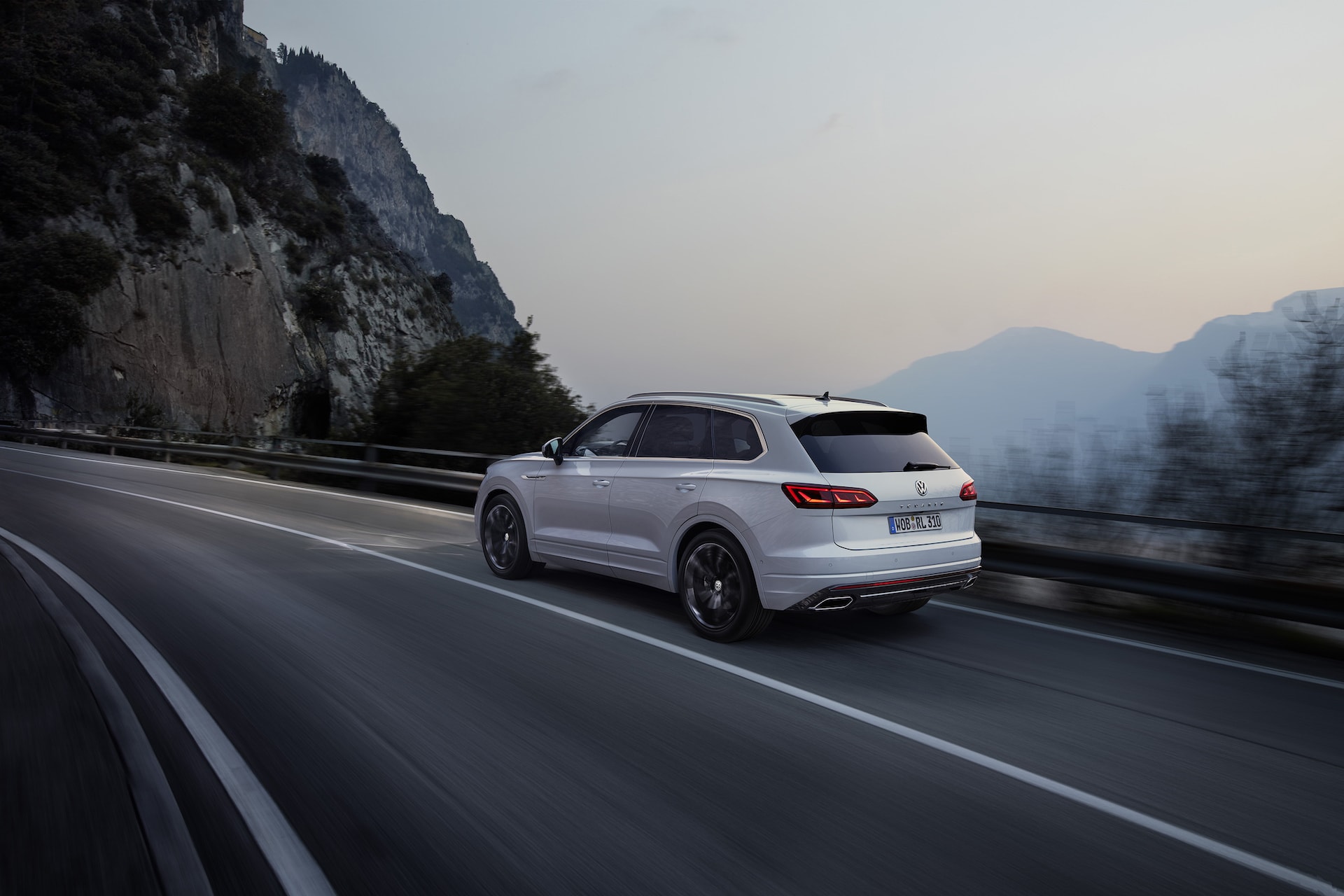 Touareg capturado en plena marcha nocturna, resaltando su diseño trasero y lateral.