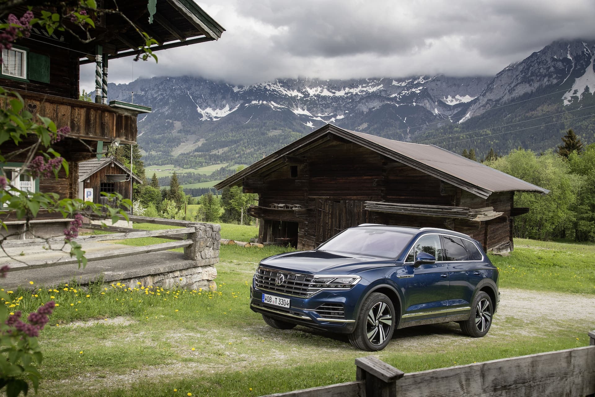 Vista lateral del Touareg en un idílico entorno campestre, integrándose en la naturaleza.