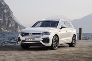 Volkswagen Touareg en posición delantera y lateral, con imponente presencia. Volkswagen Touareg en posición delantera y lateral, con imponente presencia.