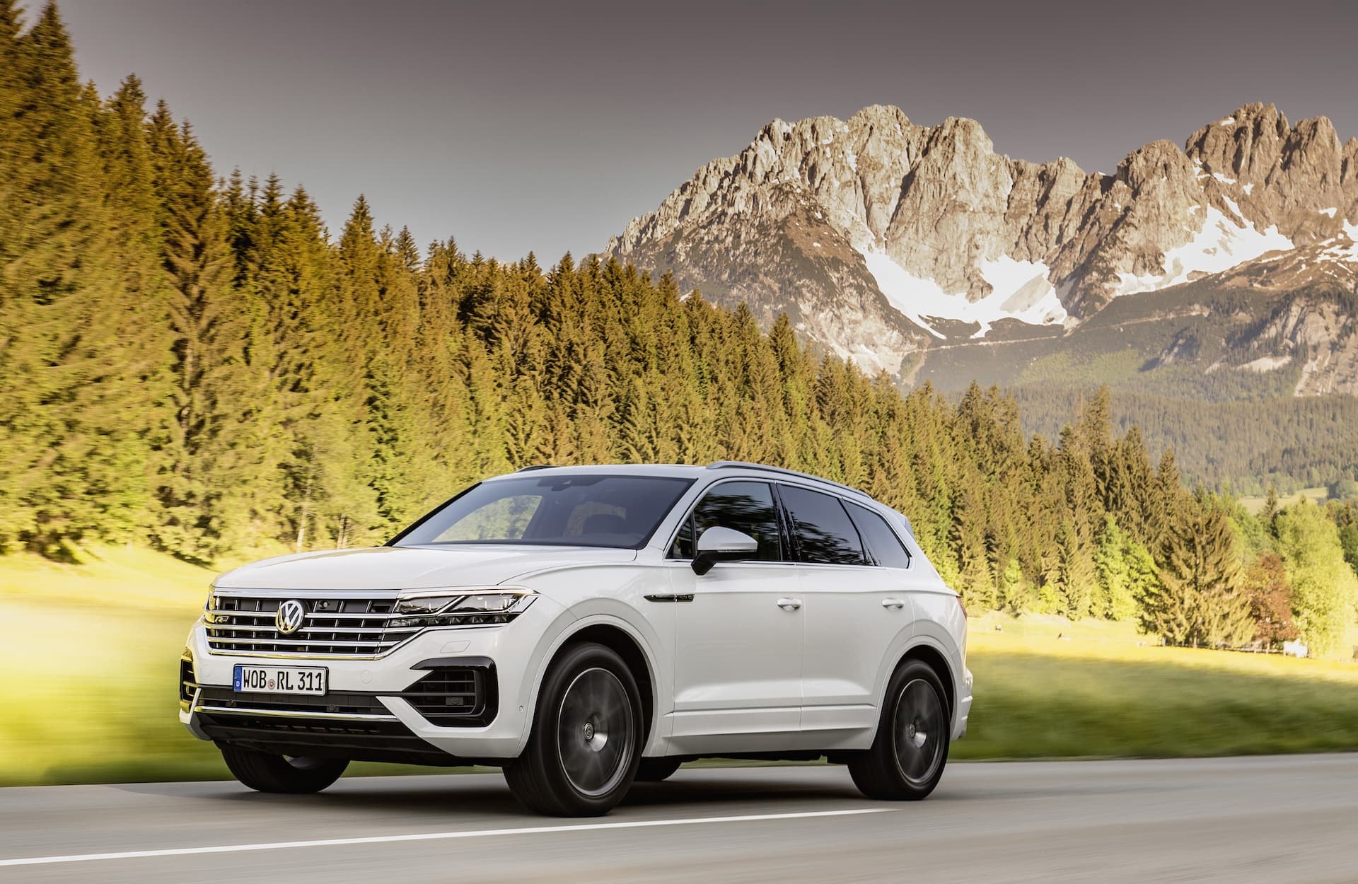 Vista en velocidad del Touareg, enfatizando su aerodinámica y estabilidad.