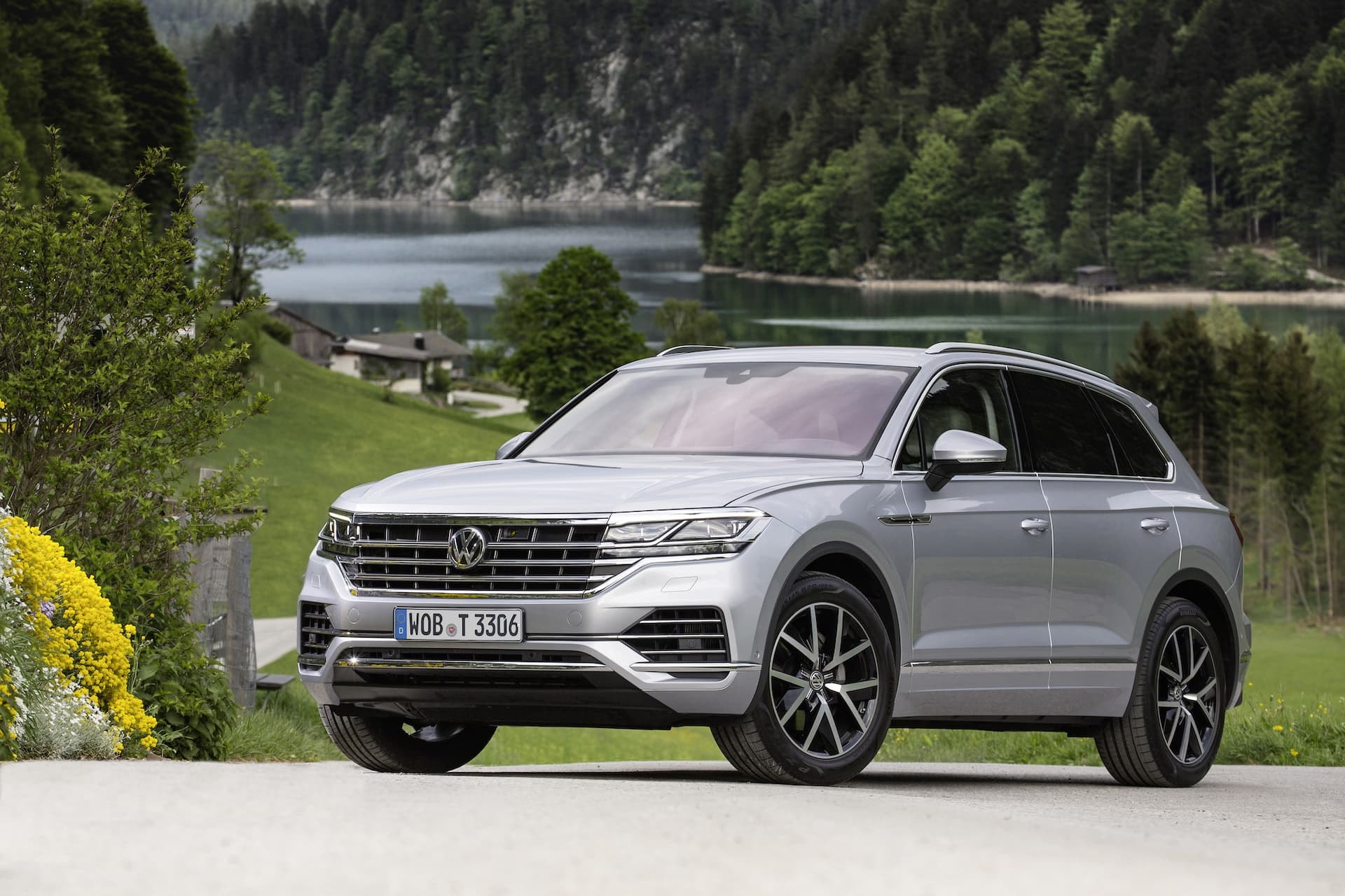 Perfil de Volkswagen Touareg con lago y montañas de fondo, destacando su diseño.