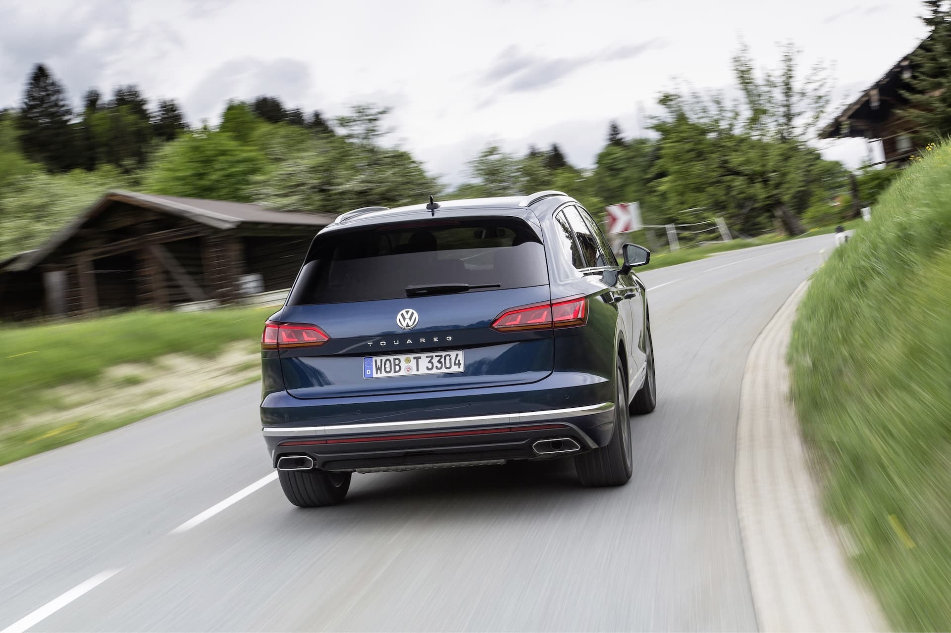 Perspectiva trasera del Touareg capturando su deportividad y dinamismo en movimiento.