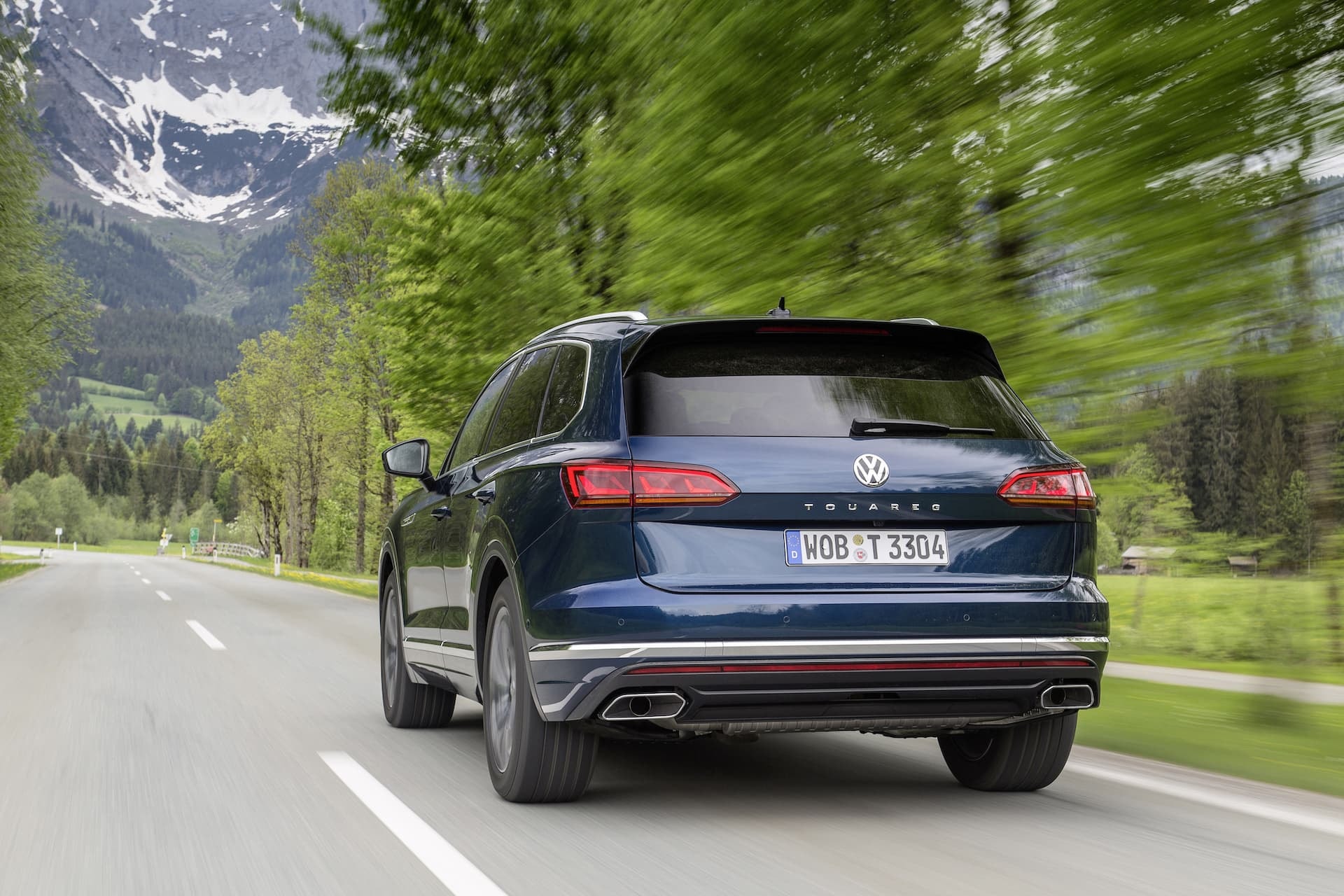 Imagen de la trasera del Touareg en movimiento, destacando sus líneas deportivas.