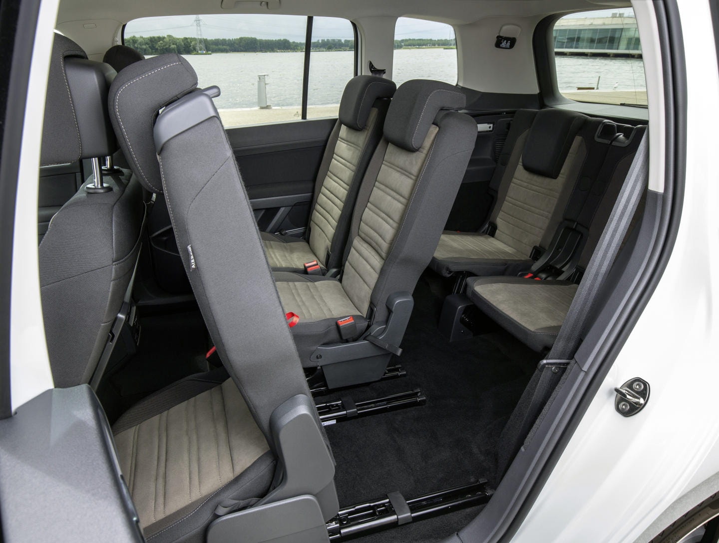 Espacio interior del Volkswagen Touran, mostrando la configuración de asientos.