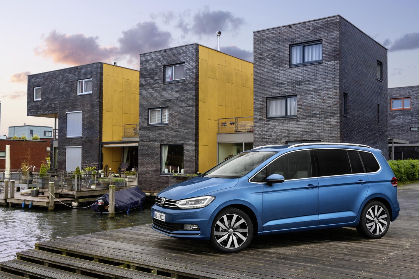 Volkswagen Touran estacionado, resalta la línea lateral.
