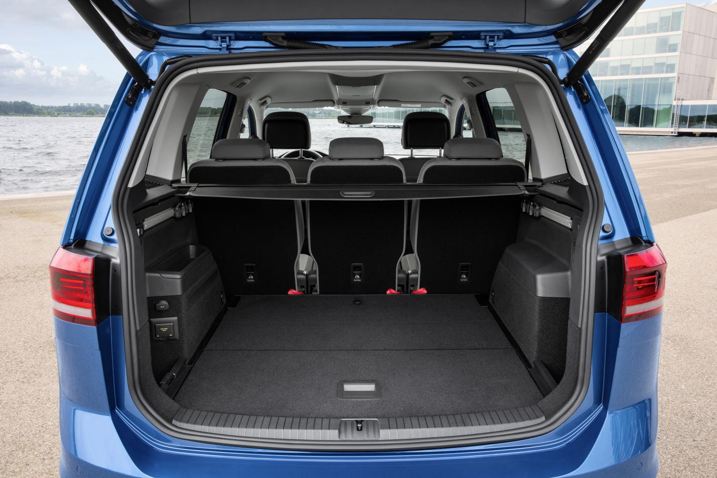 Touran en acción mostrando su frontal elegante y dinámico diseño