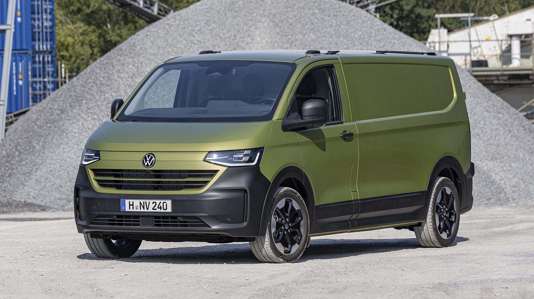 Vista lateral del Volkswagen Transporter 2023, destacando su diseño robusto y moderno.