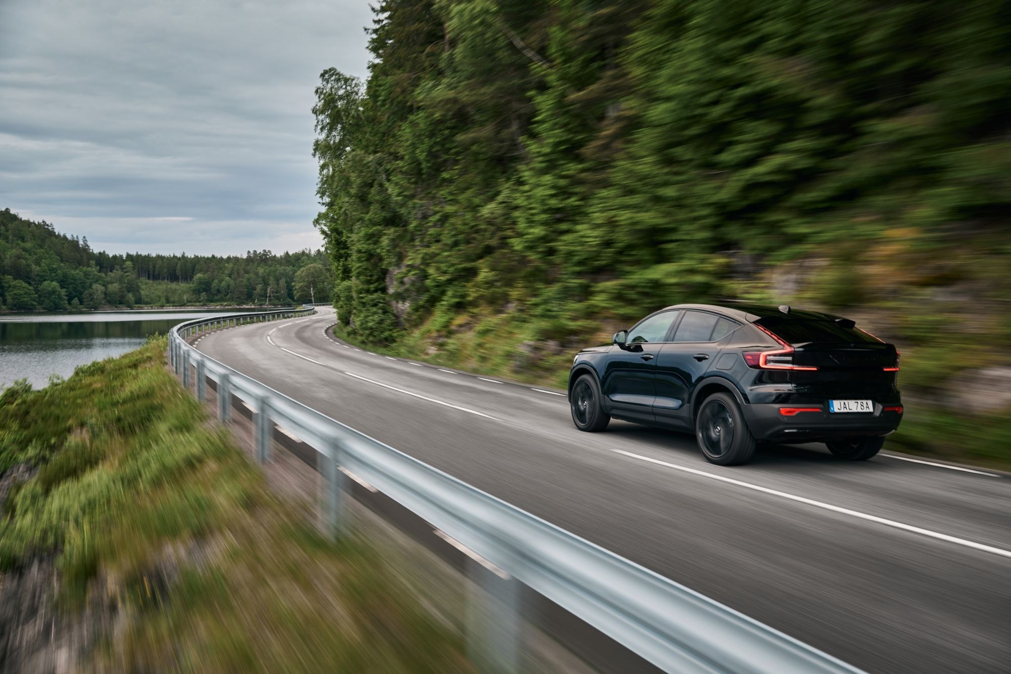 Vista detallada del logo Volvo en el piloto trasero.