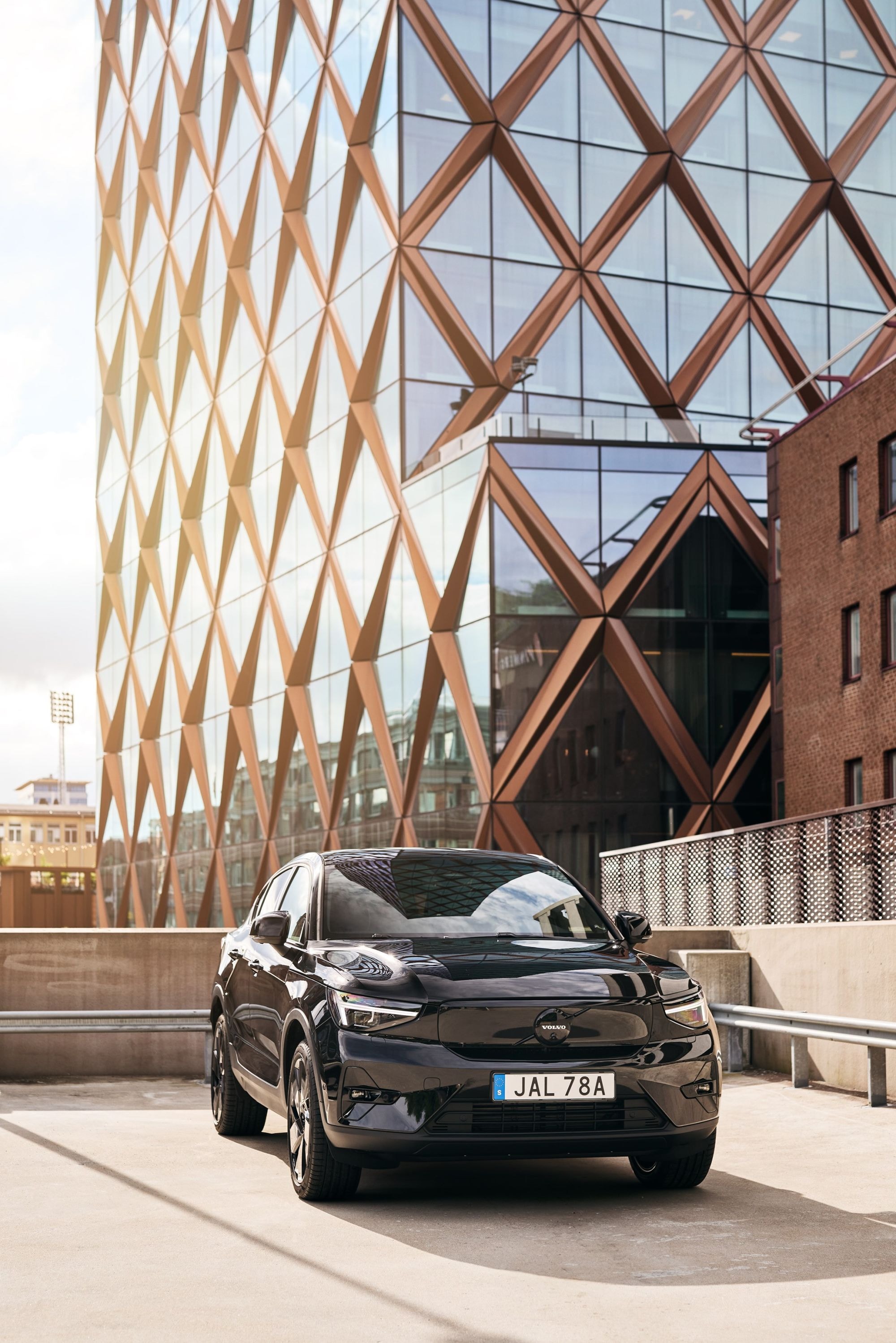El Volvo EC40 esculpe su camino junto al lago en un día nublado.