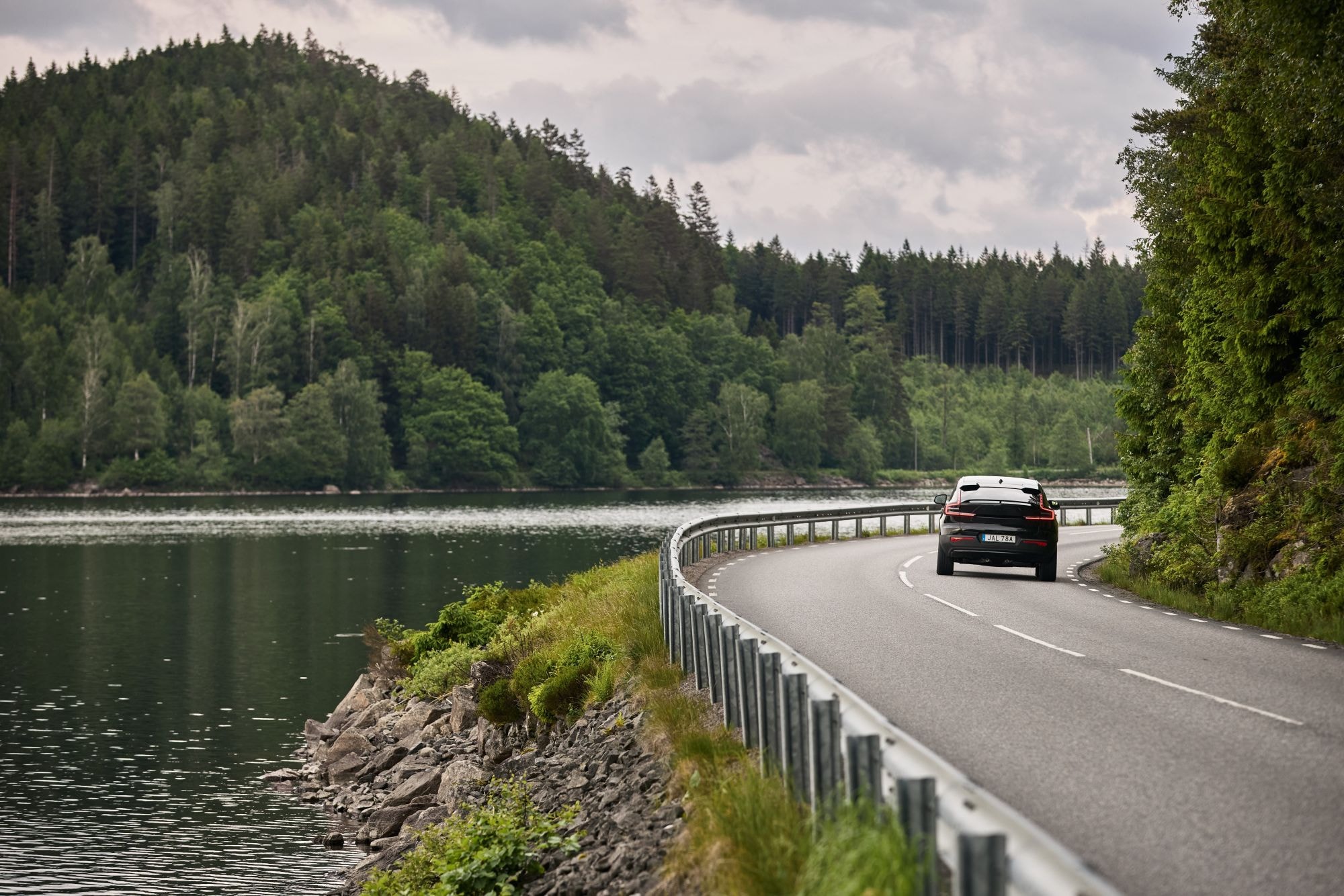 El Volvo EC40 se muestra imponente frente a una arquitectura moderna.
