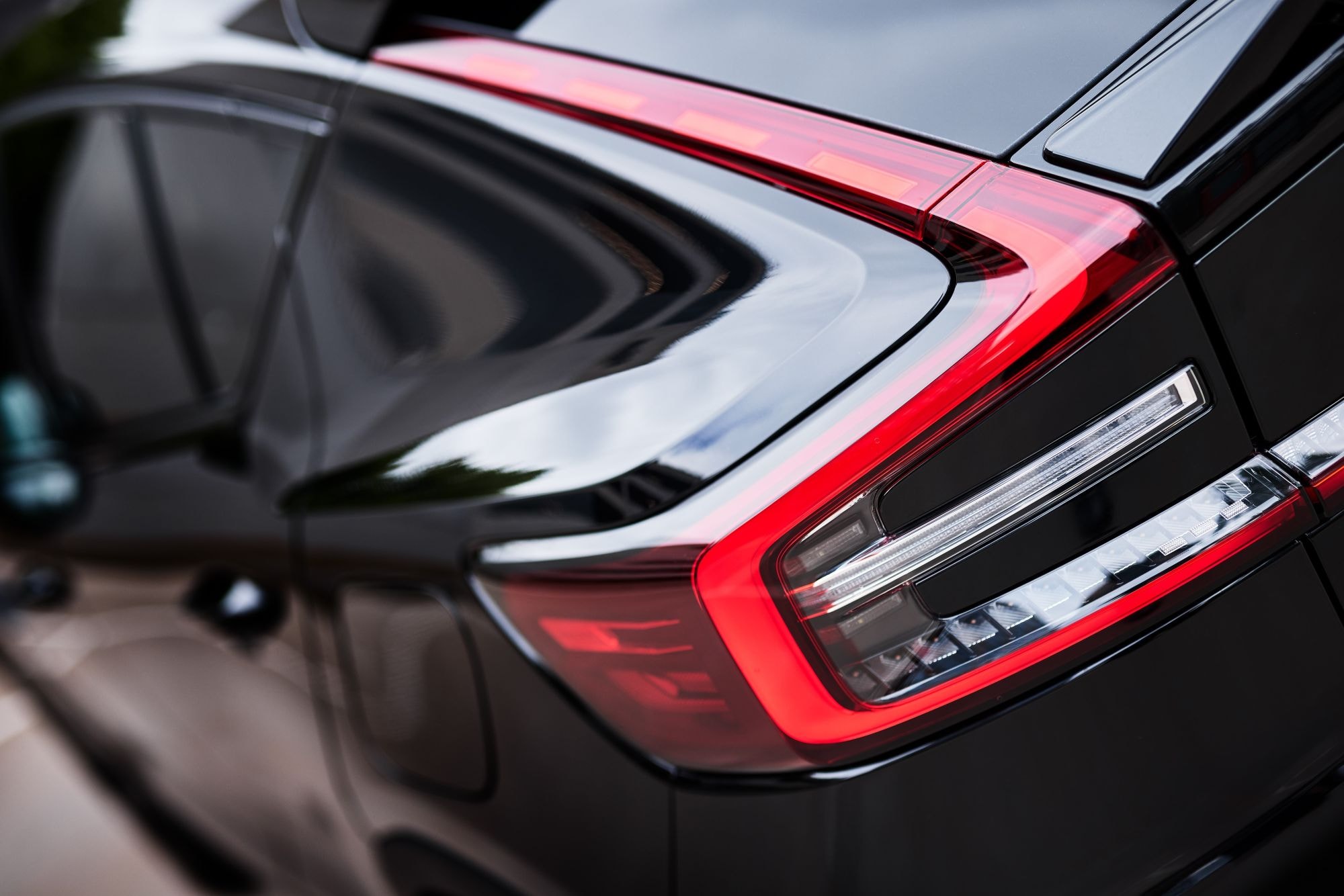 Detalles del modelo EC40, resaltando su distintivo badge.