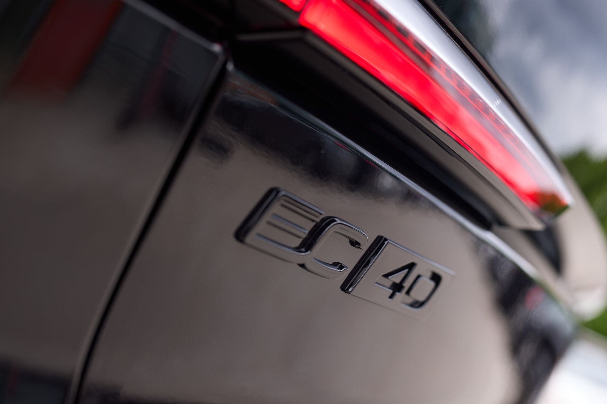 El EC40 se desliza por la carretera con un paisaje natural impresionante.