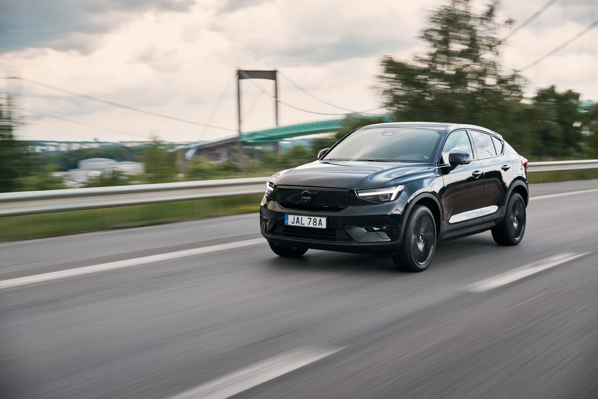 Destacado logo EC40 que resalta su carácter eléctrico.