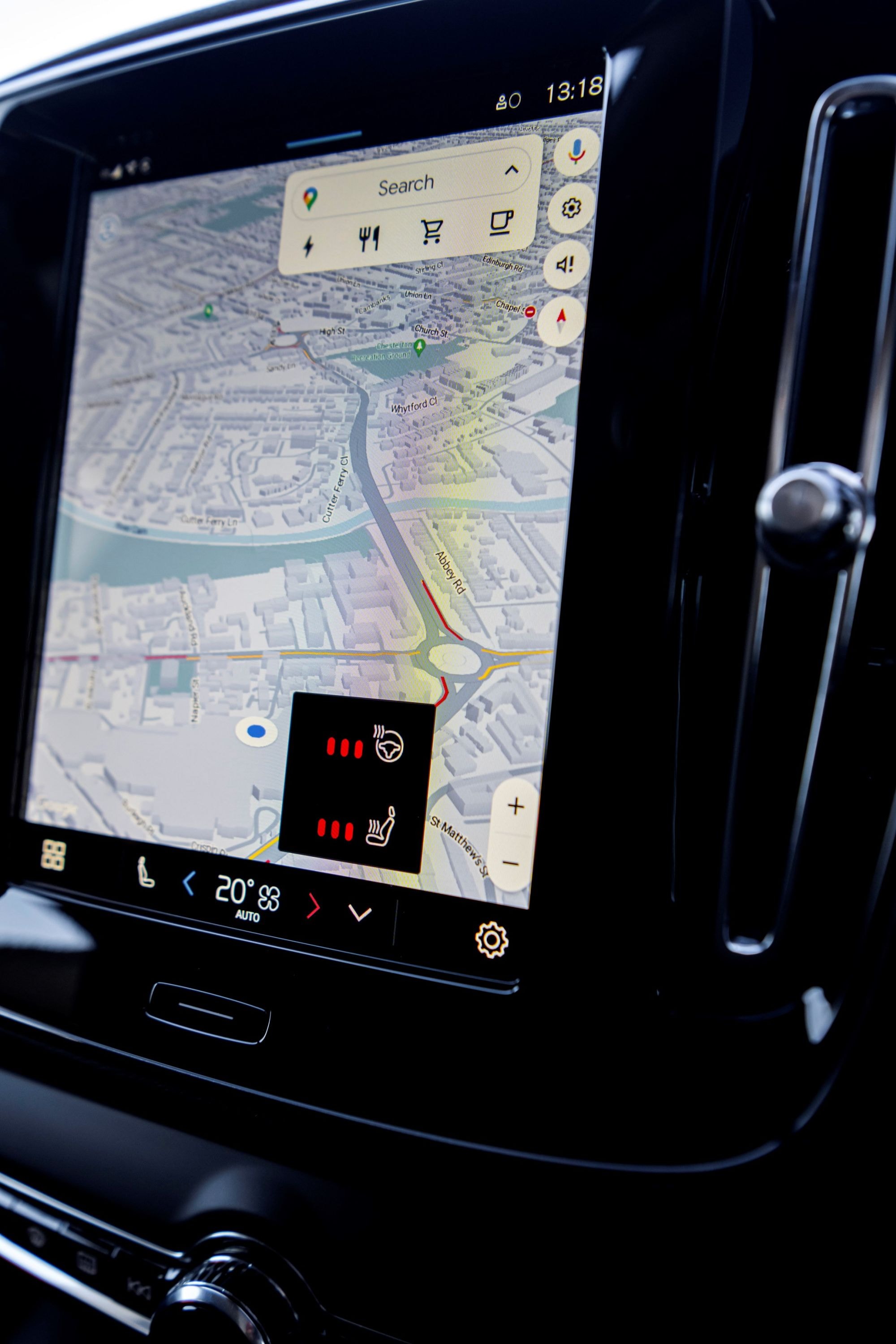 Volvo C40 eléctrico conectado a un cargador, mostrando su funcionalidad.