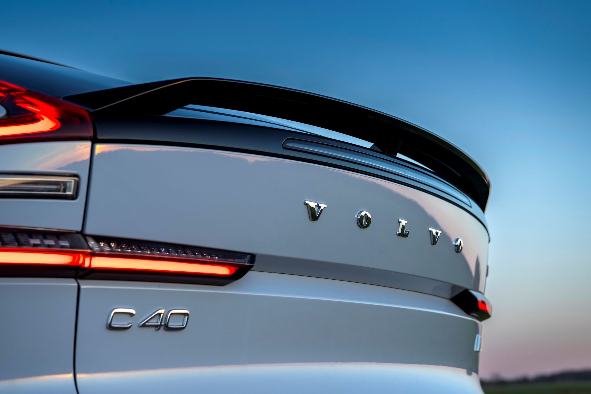 Frontal del Volvo C40 eléctrico, destaca su emblemático diseño.