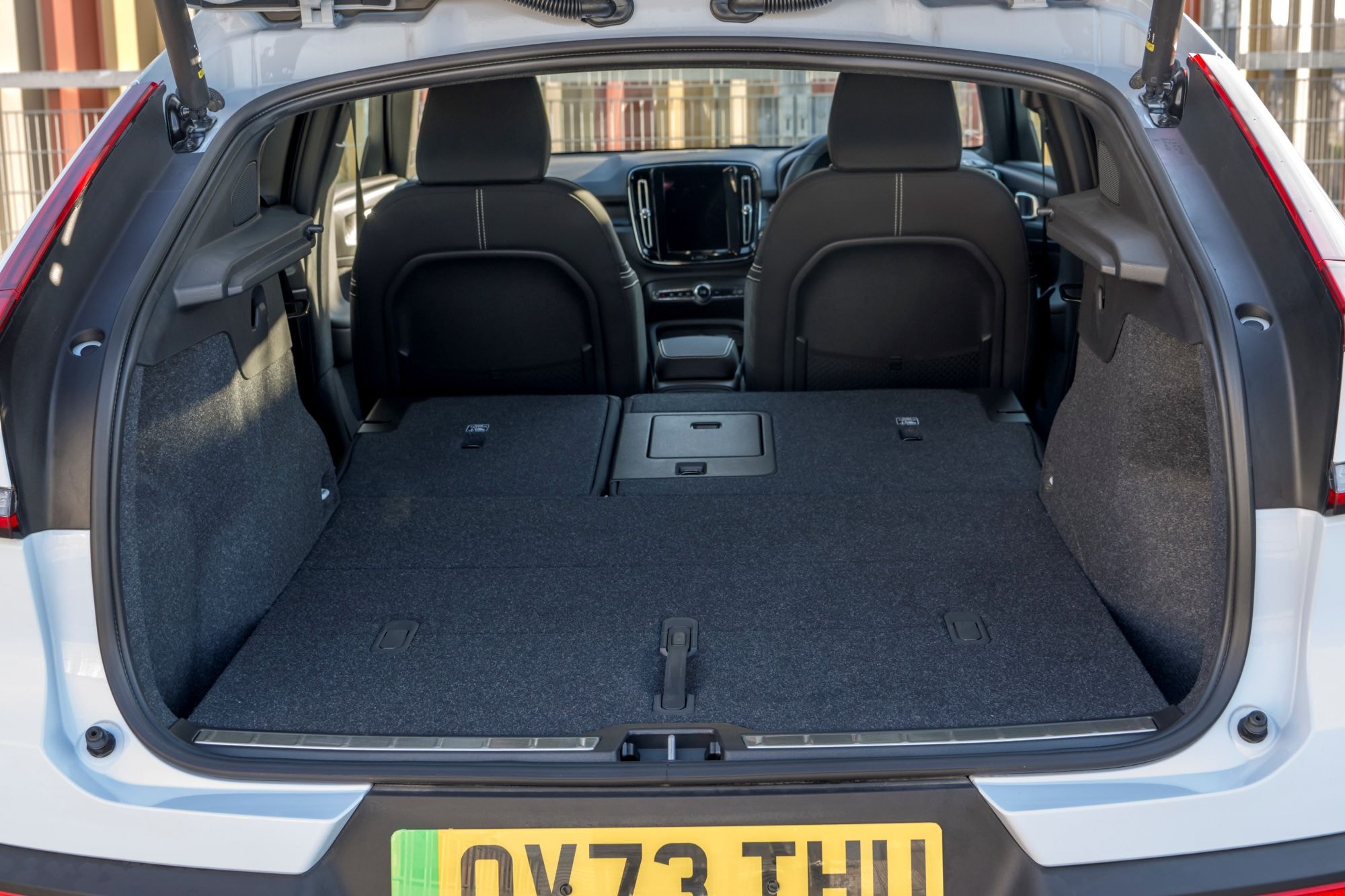 Panel de instrumentos del Volvo C40, con información digital y moderna.