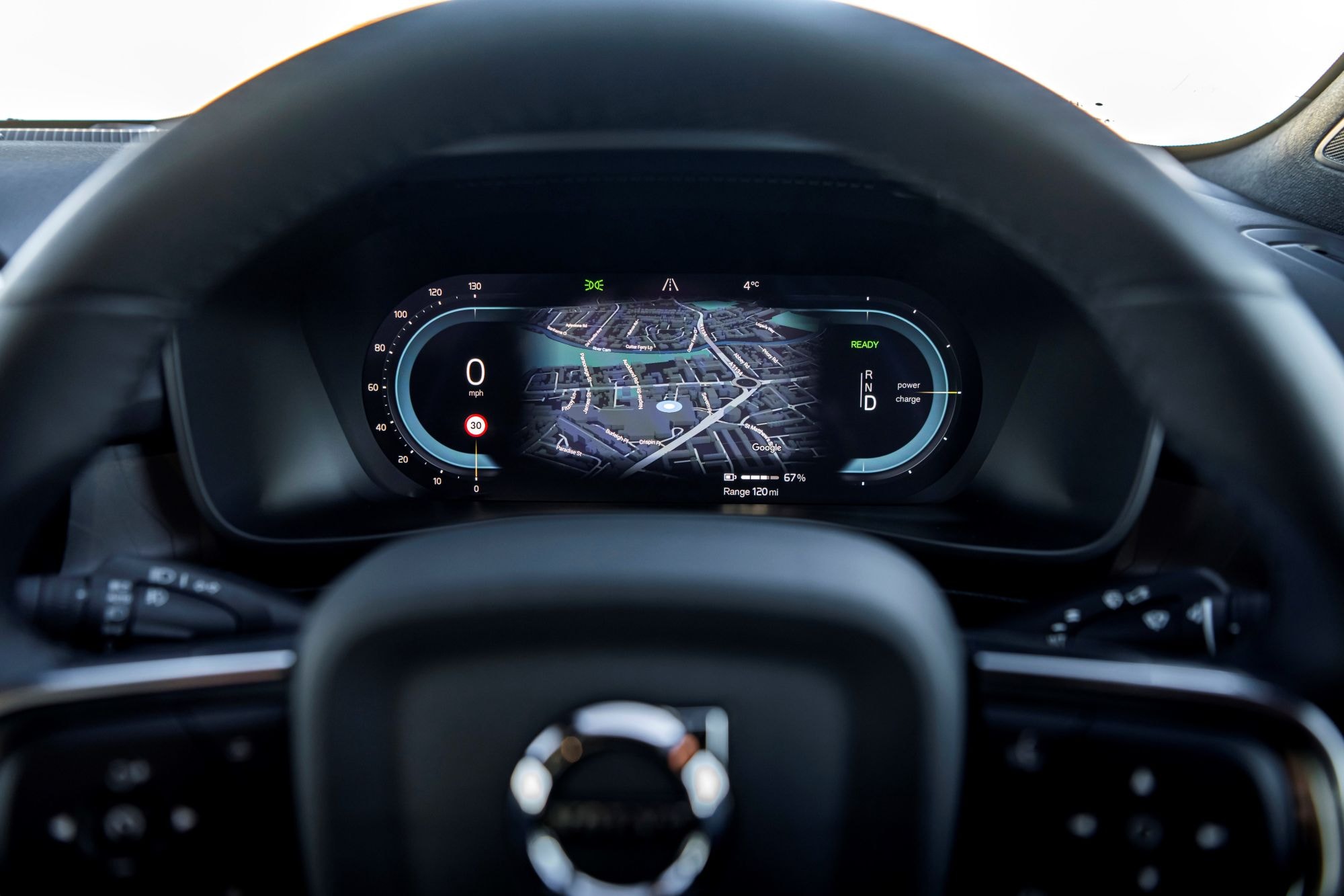 Vista trasera del Volvo C40 eléctrico, destacando su diseño moderno.