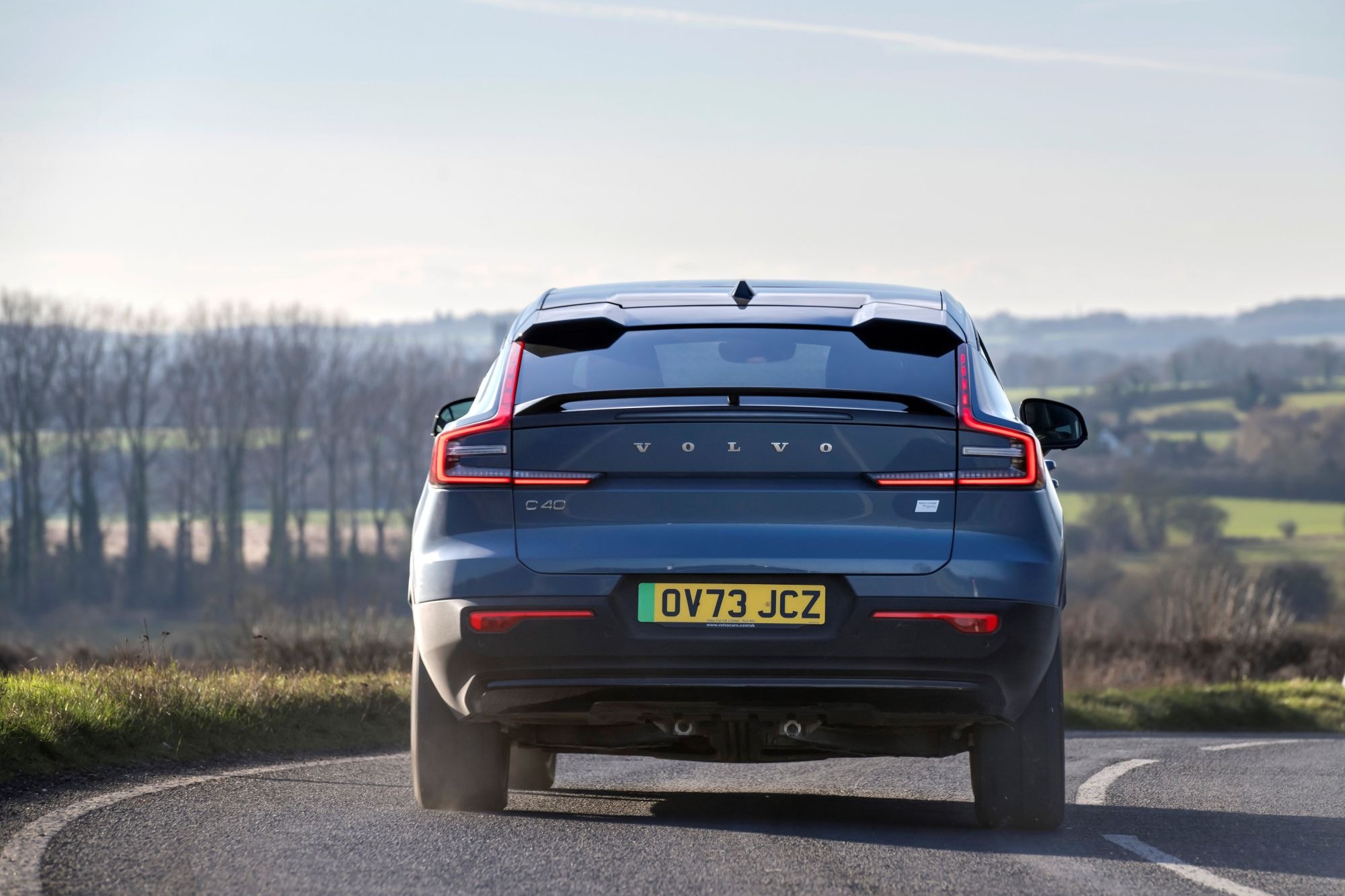 Vista trasera del Volvo EC40 mostrando su estilo dinámico.