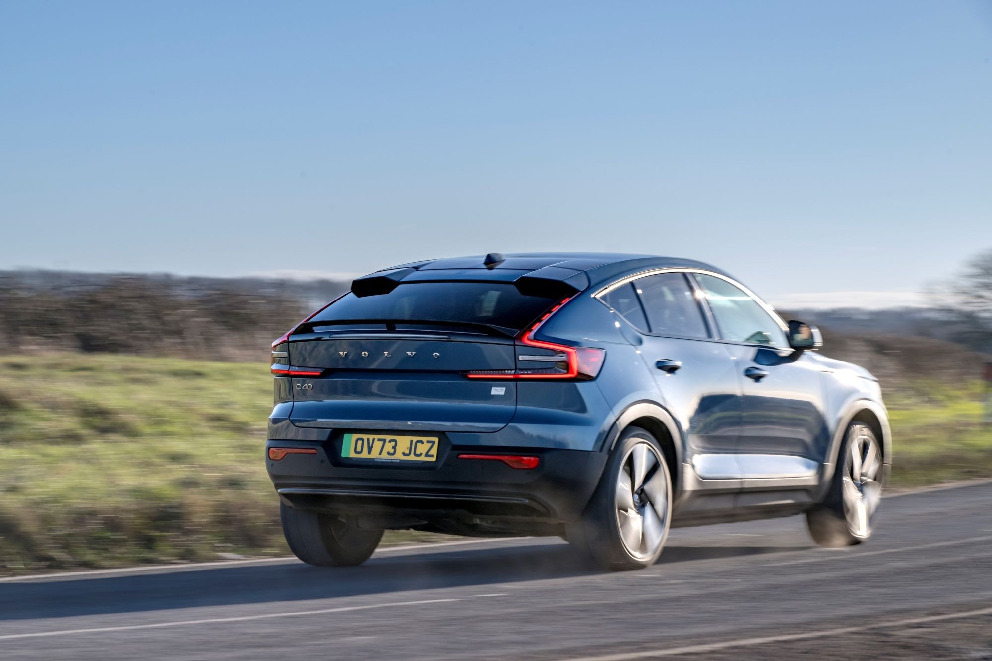 Otra perspectiva trasera del Volvo EC40 en un entorno natural.