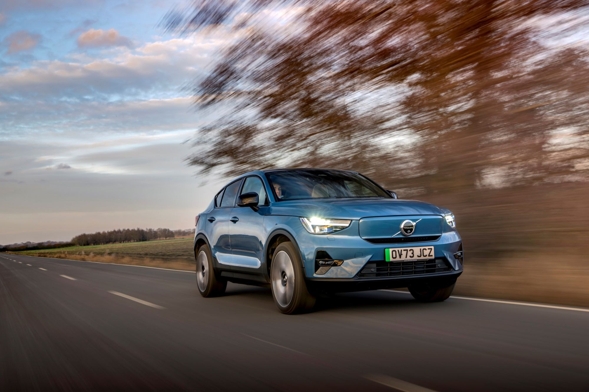 Desempeño del Volvo EC40 en carretera, destacando su agilidad.