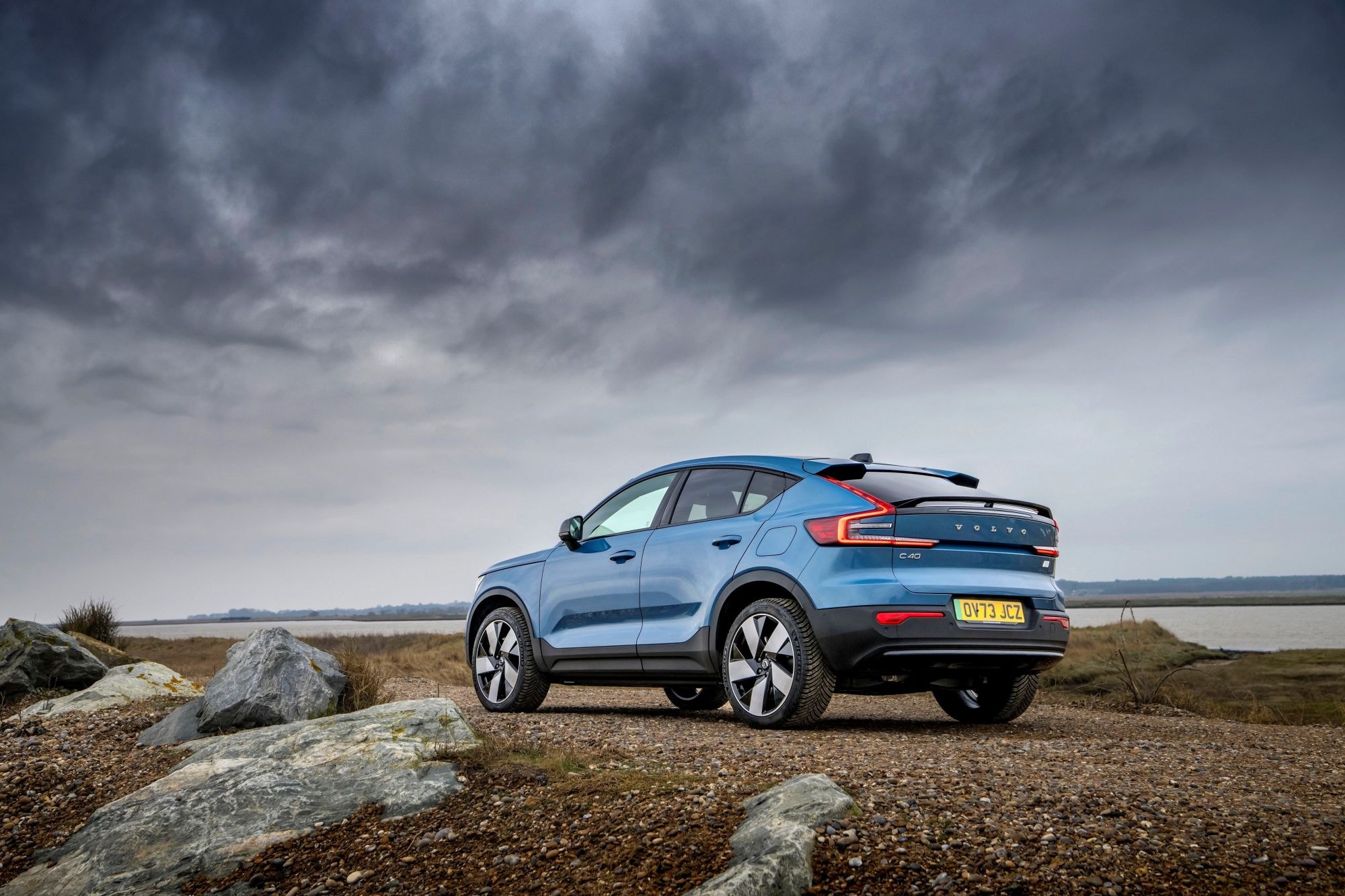 El Volvo EC40 en movimiento, capturando su diseño en acción.