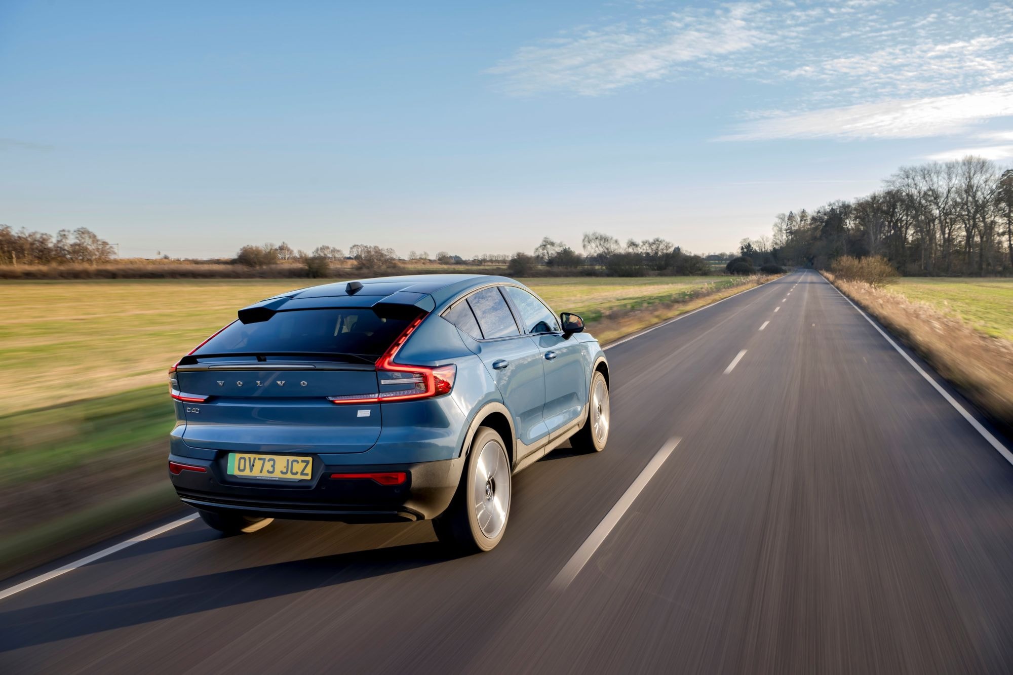 Vista lateral del Volvo EC40 en un paisaje panorámico.