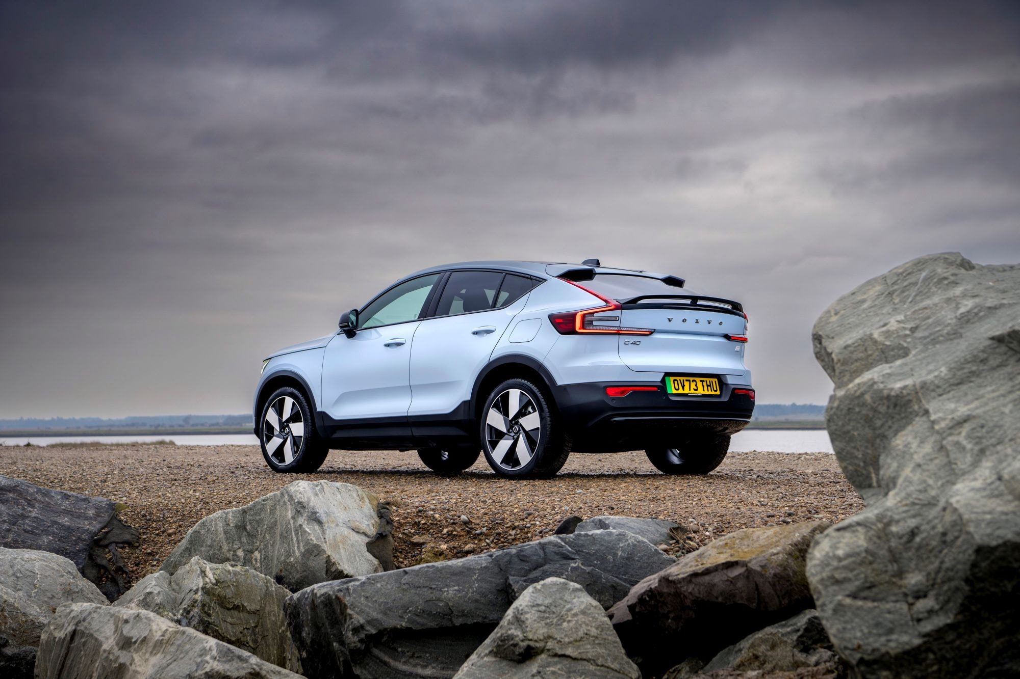 Perspectiva angular del Volvo EC40, resaltando su estilo distintivo y robustez.