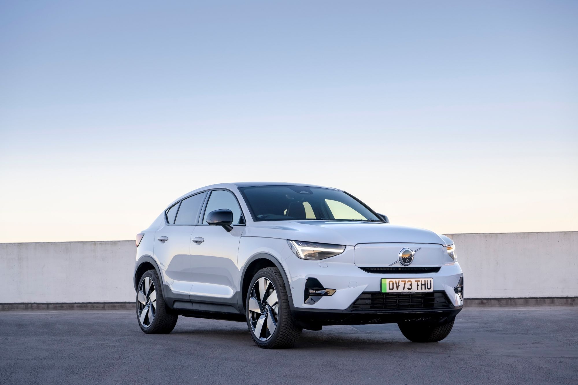 Volvo EC40 siendo cargado, símbolo de su carácter eléctrico y moderno.