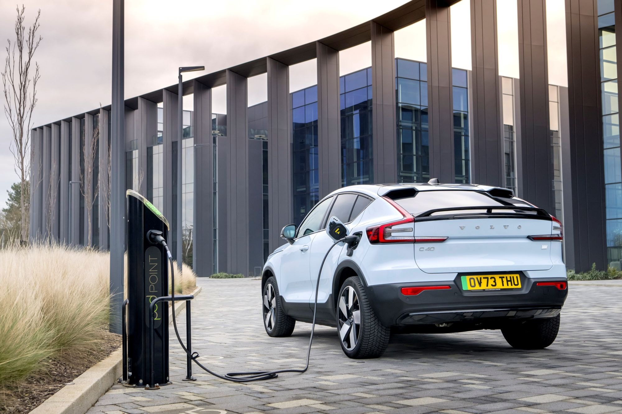 Conector de carga del Volvo EC40 eléctrico, diseñado para una carga rápida y eficiente.