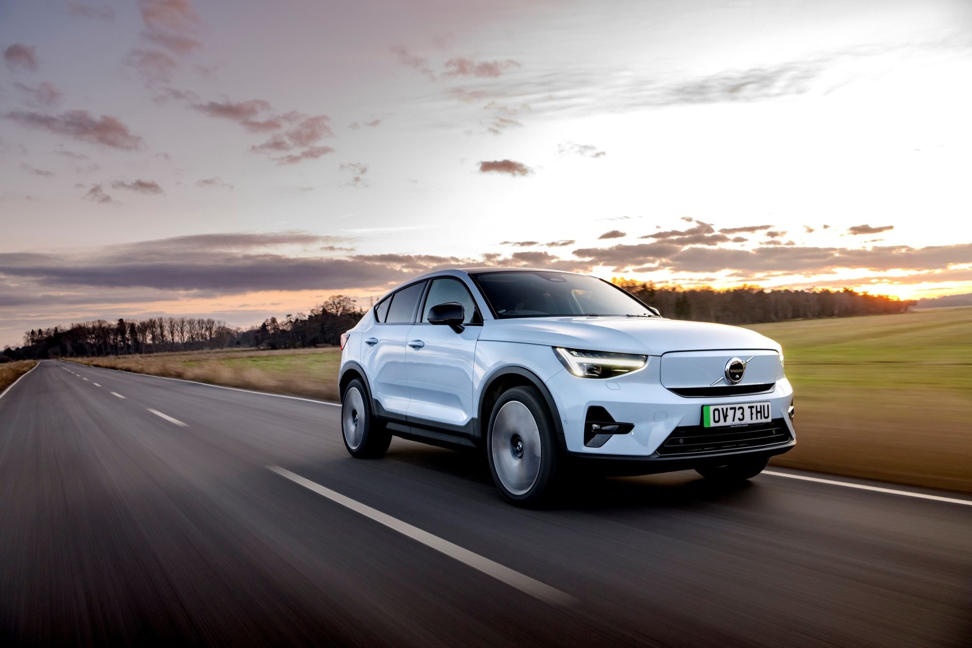 Vista trasera del Volvo EC40 durante la carga, mostrando su integración con el entorno.