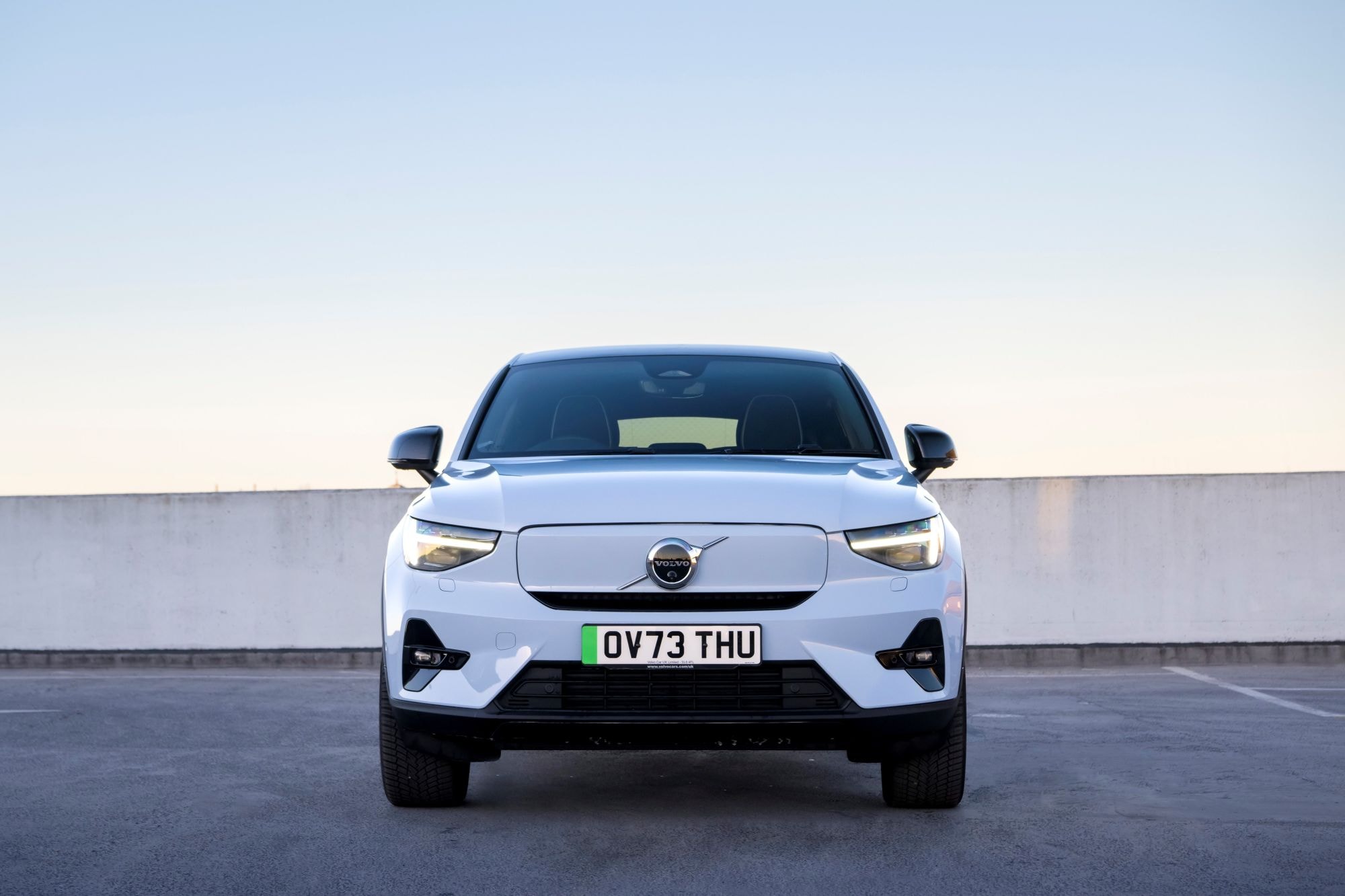 El Volvo EC40 eléctrico cargando en una estación, mostrando su conectividad sostenible.