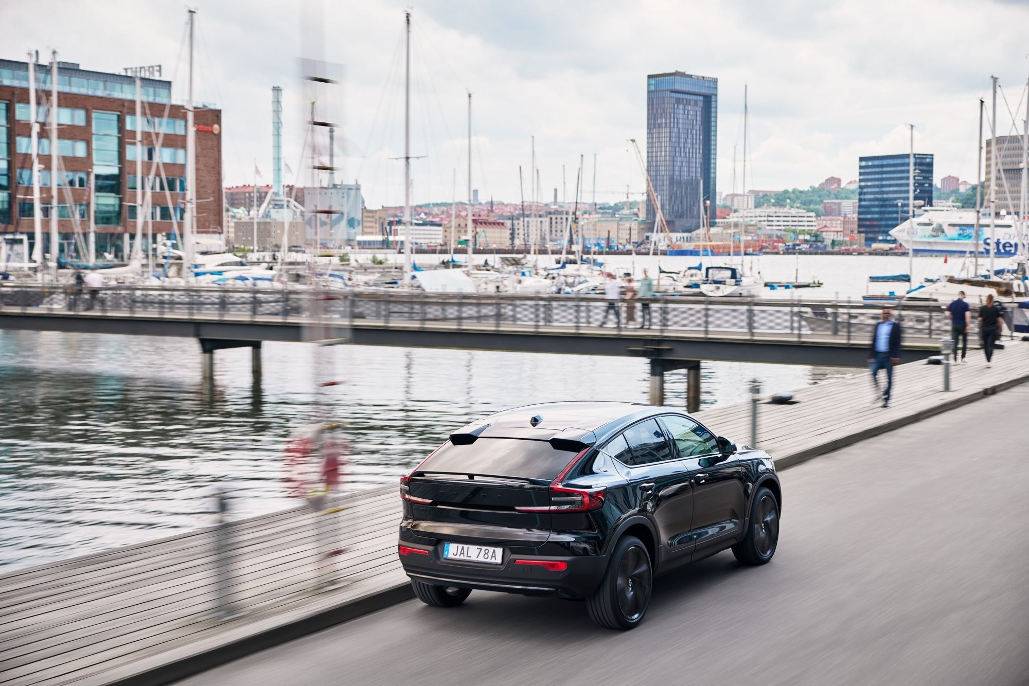 El diseño elegante del EC40 brilla en este entorno natural junto al lago.