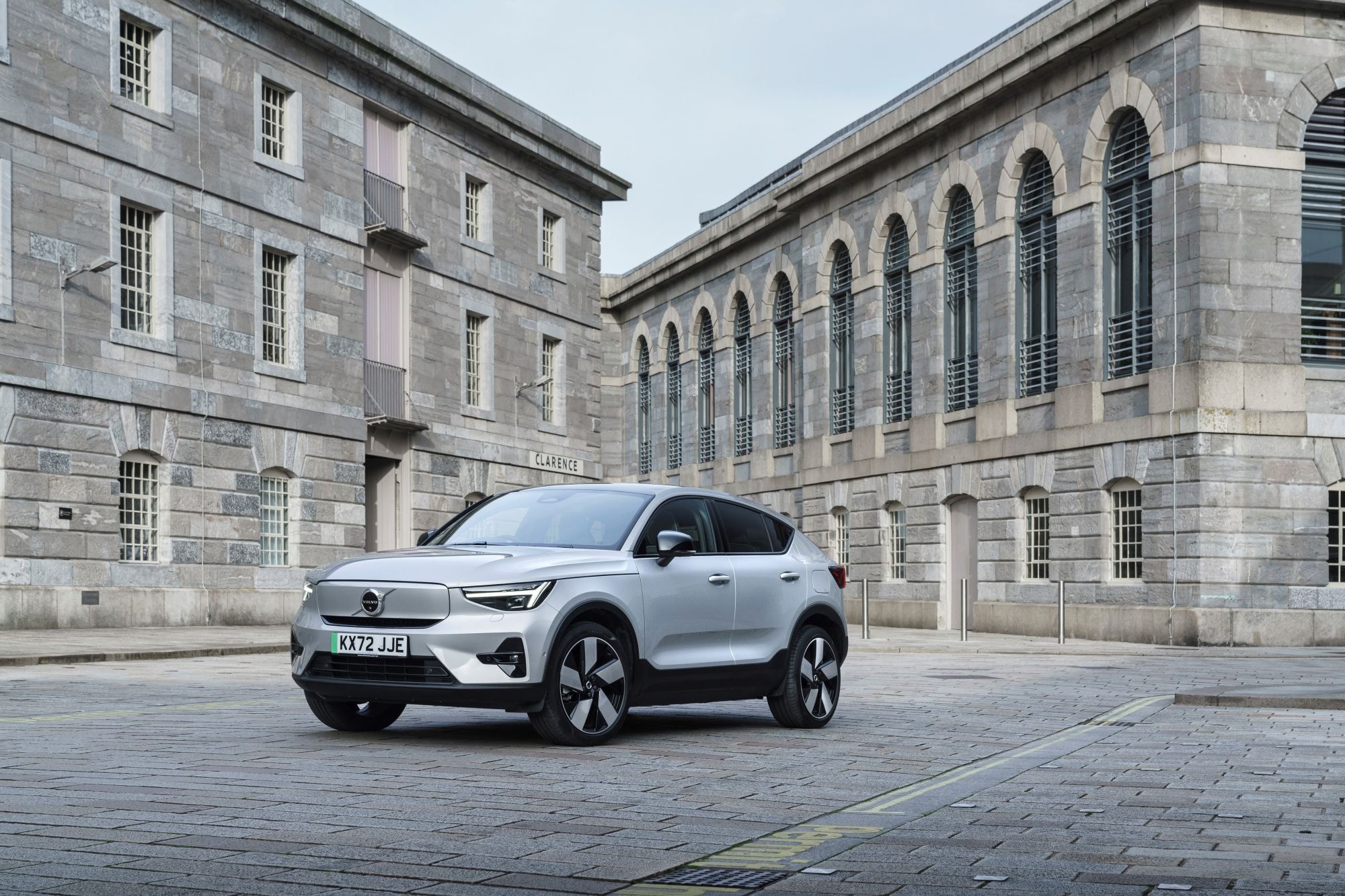 Diseño sofisticado del Volvo EC40 en un entorno urbano contemporáneo.