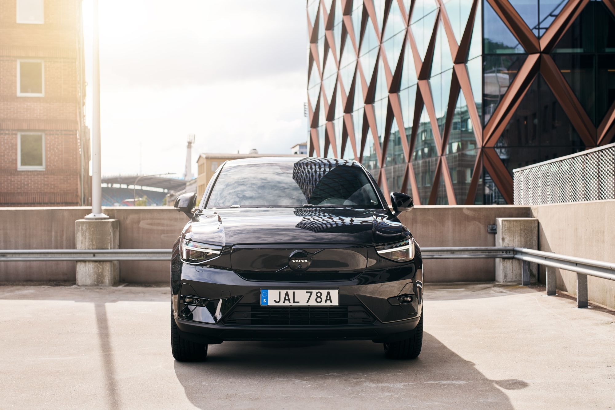 El Volvo EC40 eléctrico destaca en la carretera con un hermoso entorno rural.