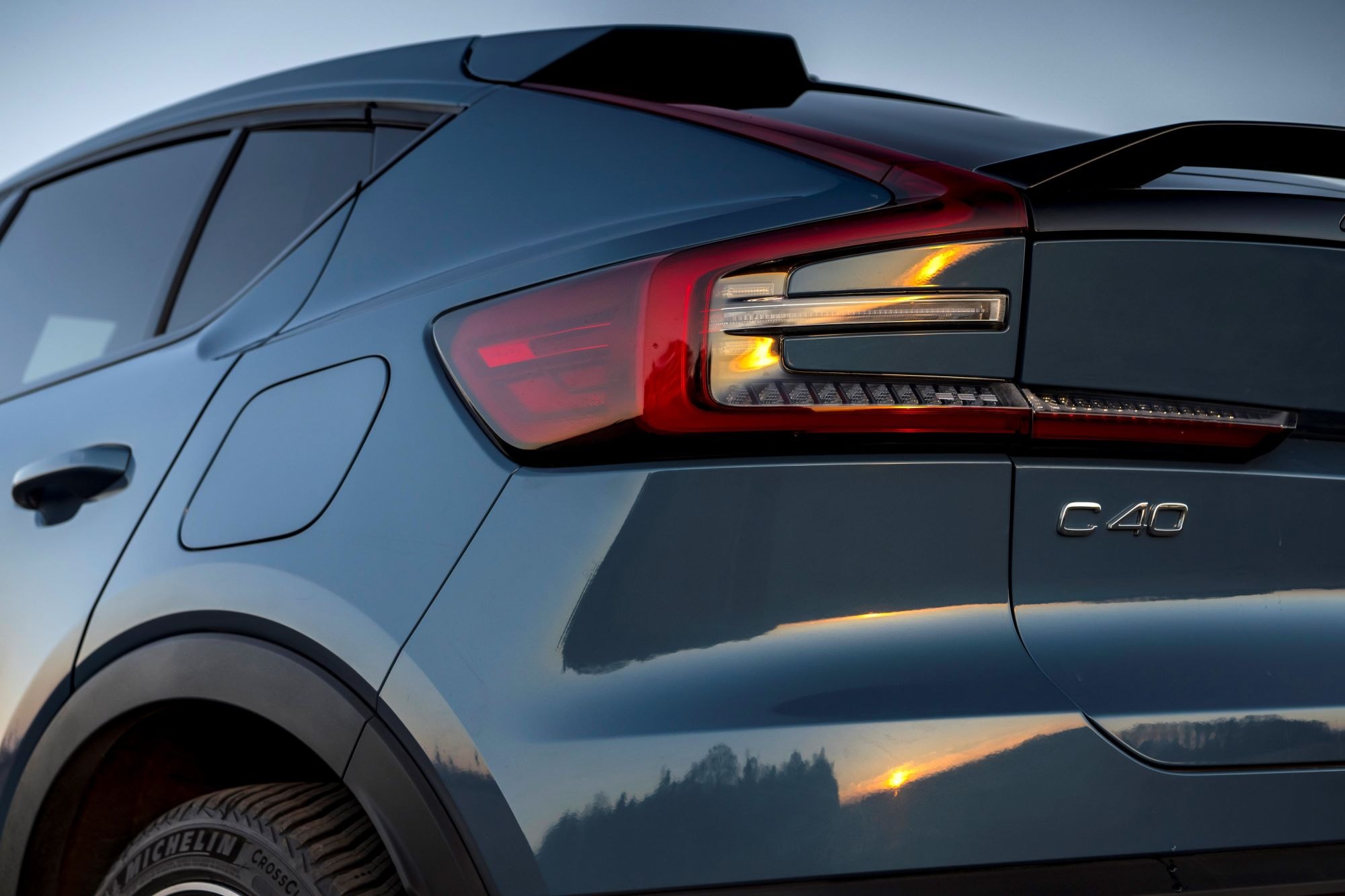 Detalle del diseño trasero con luces LED y distintivo moderno.