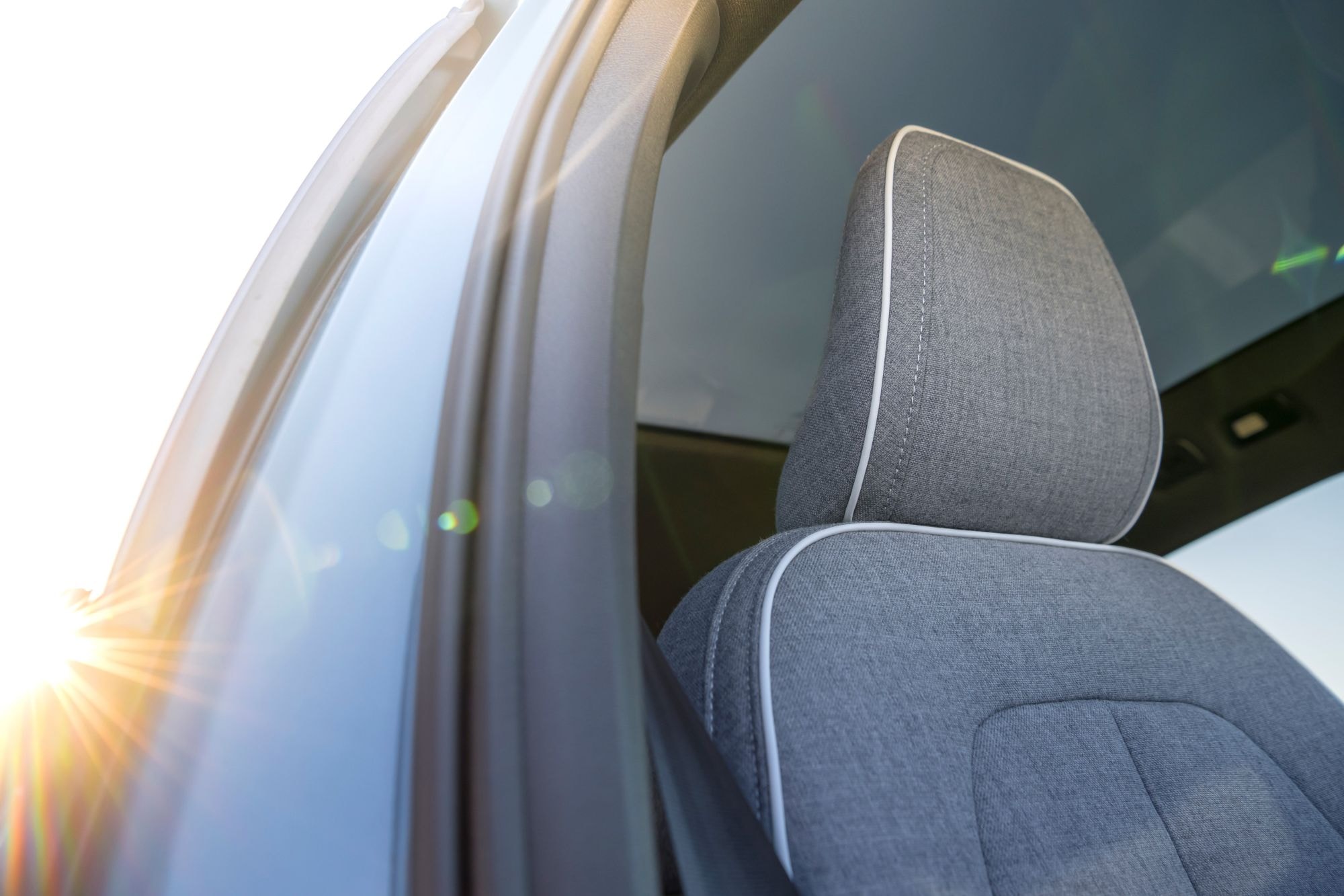 Comparativa de dos modelos de Volvo EC40, mostrando variedad en diseño.