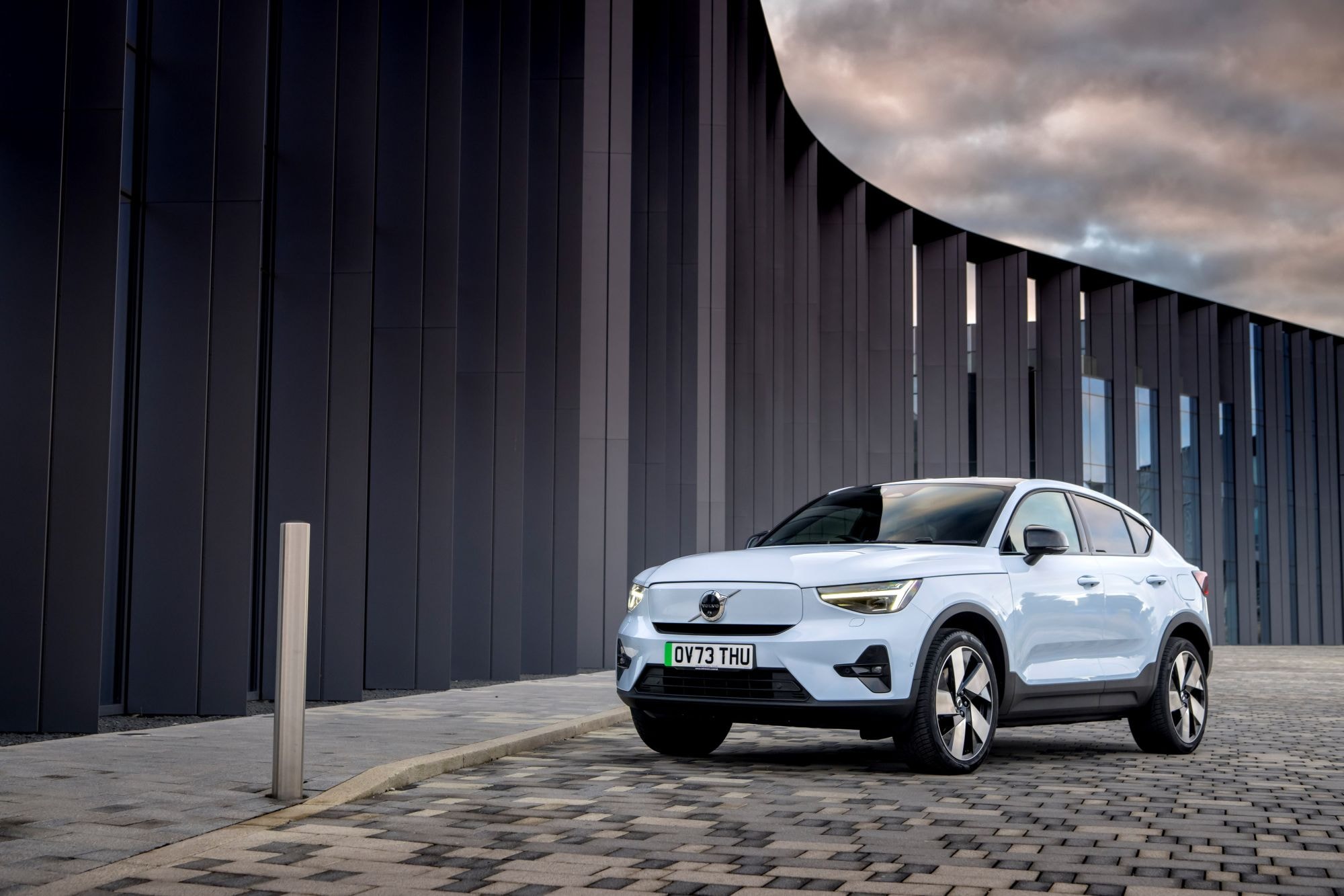 El Volvo EC40 eléctrico tomando una curva, demostrando su agilidad.