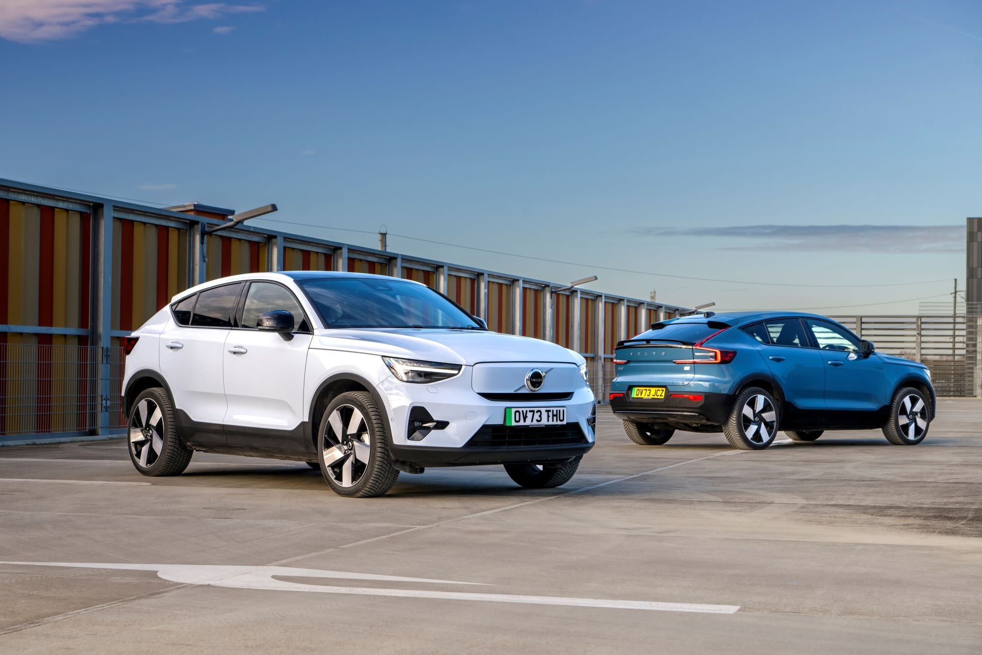 Otra vista frontal del Volvo EC40, mostrando sus características de diseño.