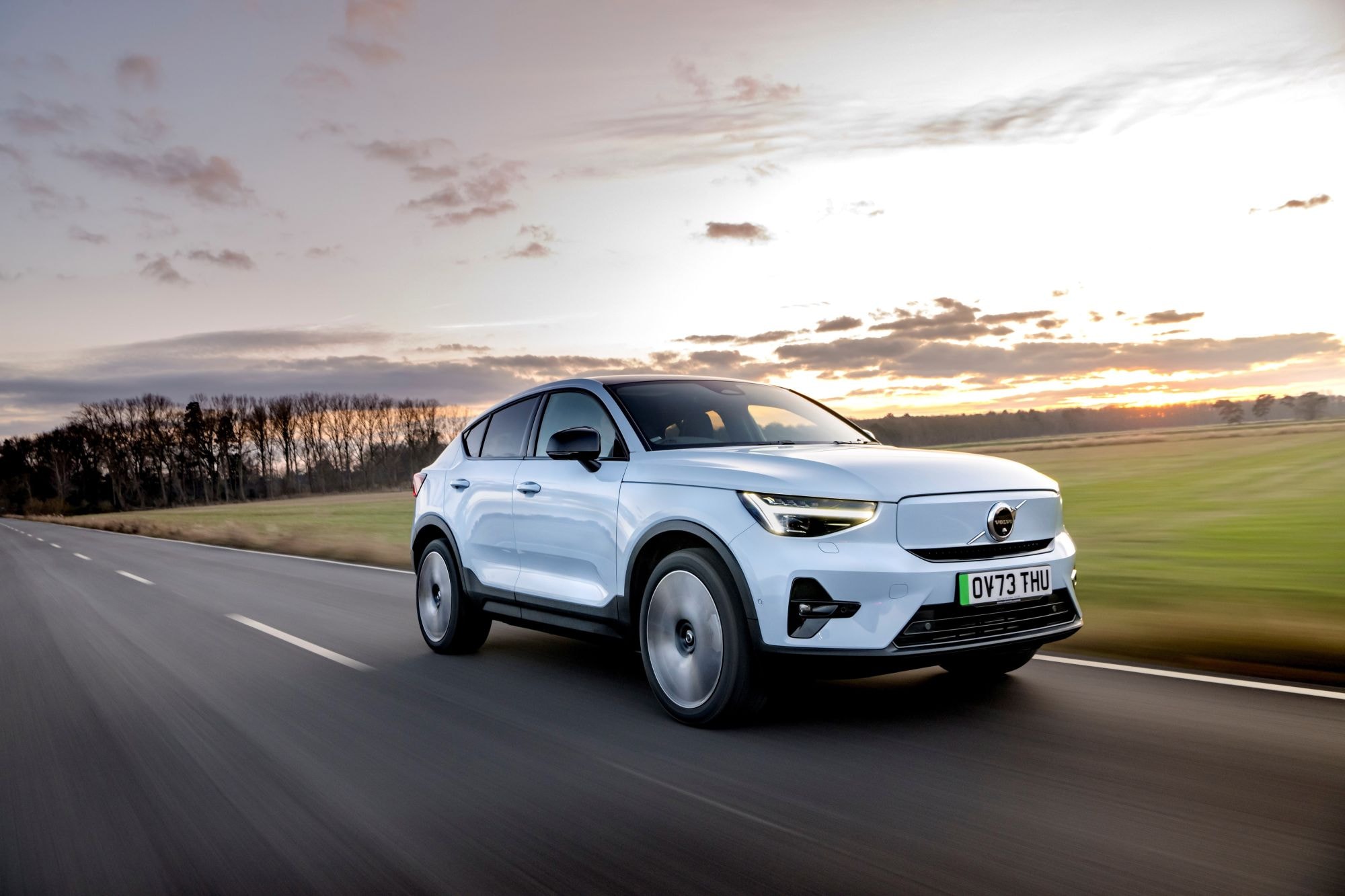 Vista frontal del Volvo EC40 eléctrico, resaltando su parrilla distintiva.