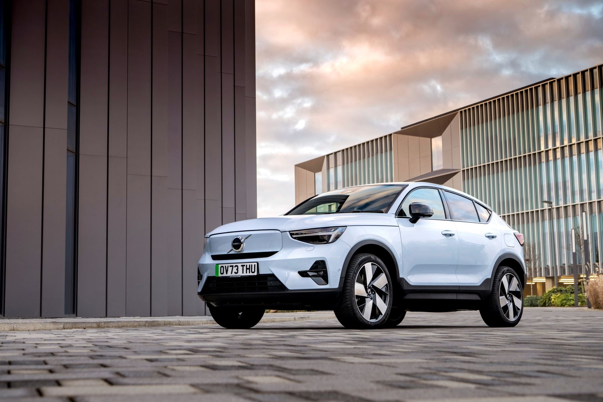 Perfil lateral del Volvo EC40 eléctrico, con líneas aerodinámicas y modernas.