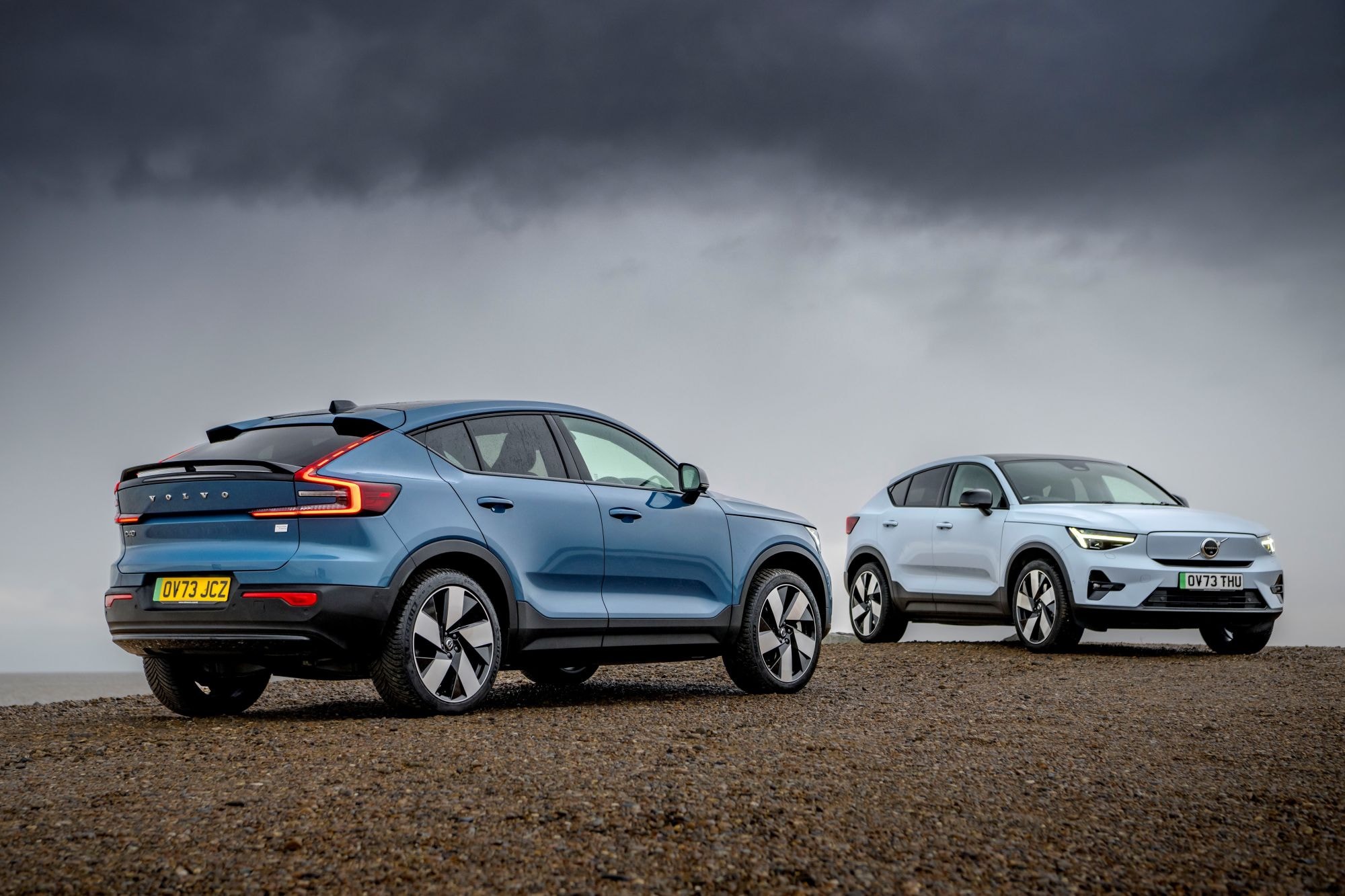 Volvo EC40 en carretera, capturada en movimiento y listos para la aventura.