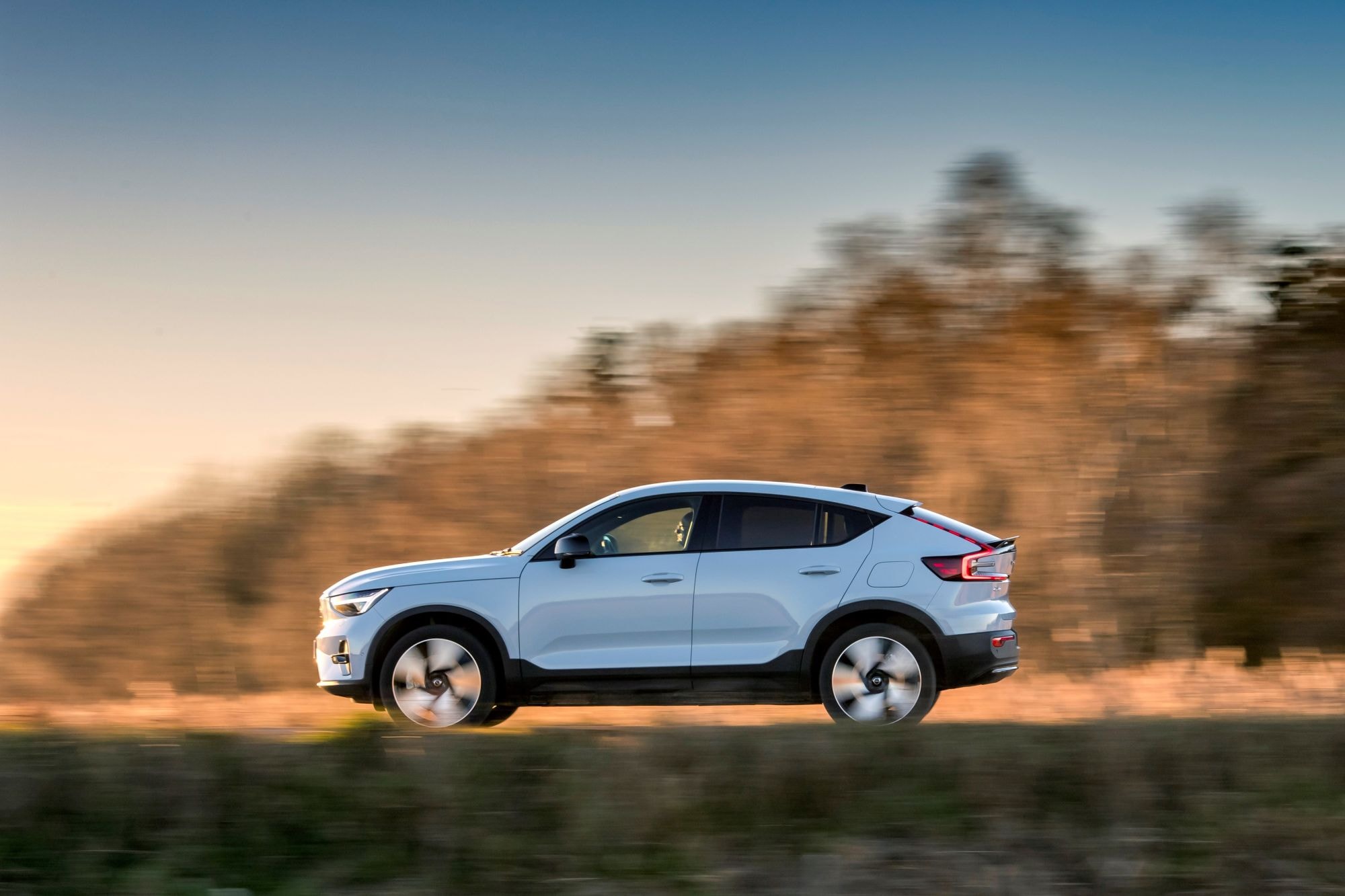 Vista trasera del Volvo EC40 eléctrico, destacando su elegante diseño.