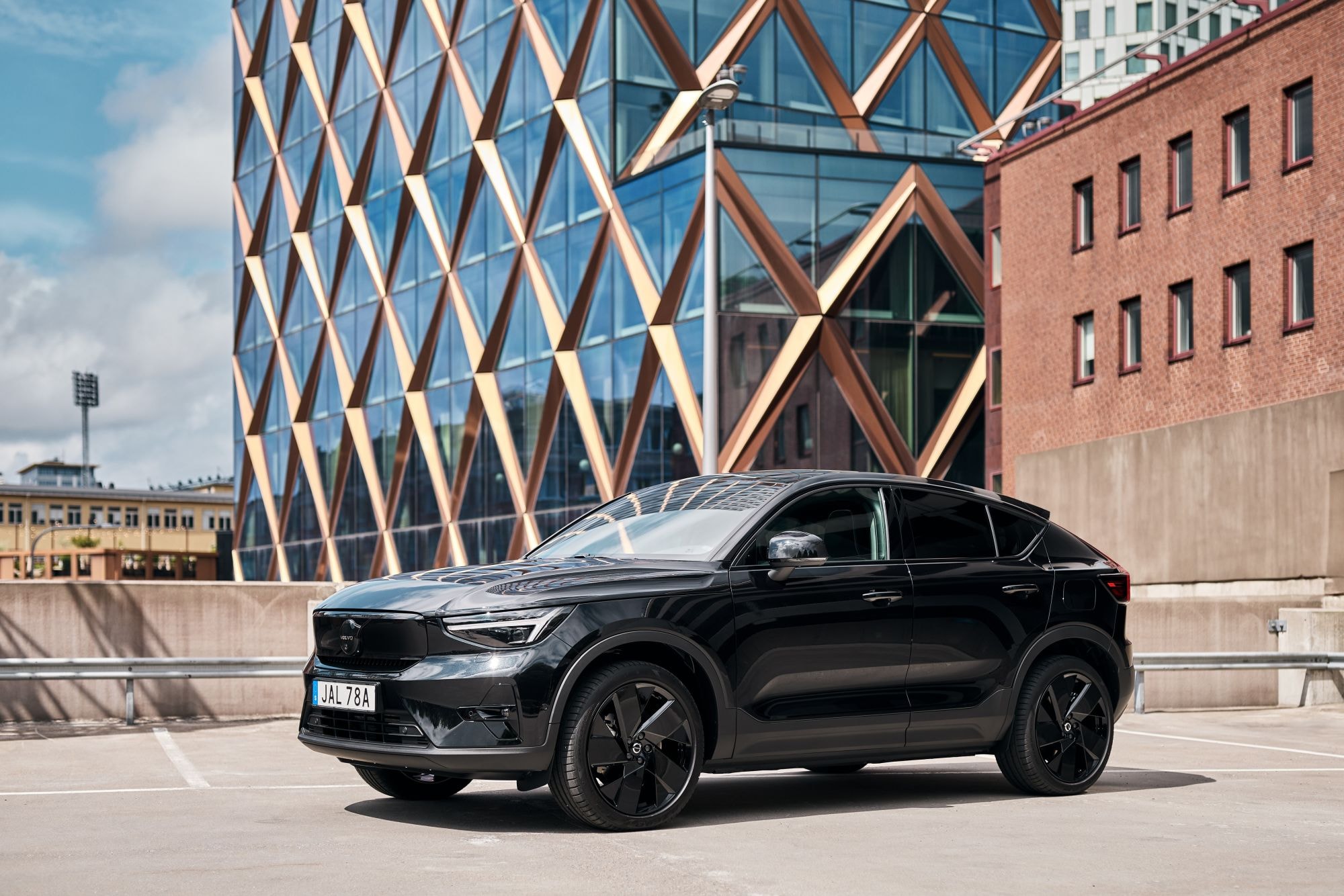 Volvo EC40 en movimiento por carretera, mostrando su desempeño.