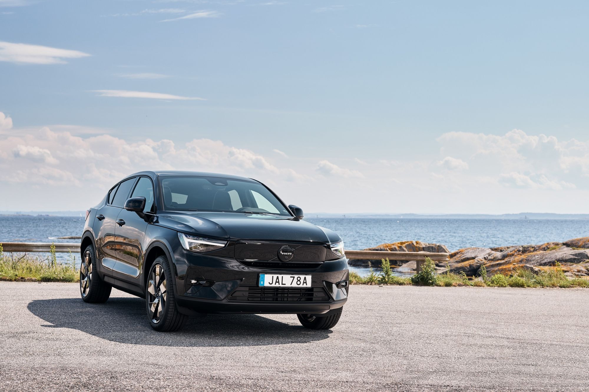 Vista trasera del Volvo EC40 frente a un edificio moderno.