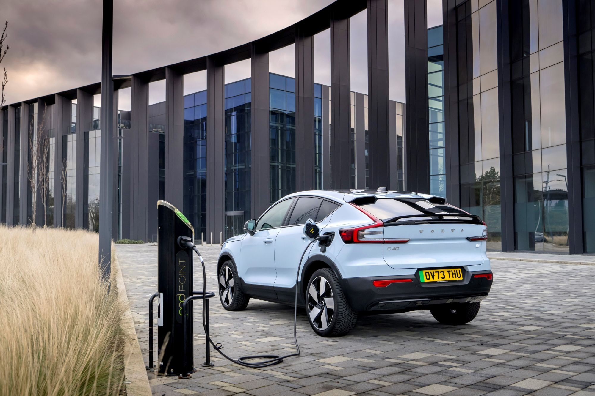 Una toma frontal del Volvo EC40, que resalta su elegante parrilla y faros LED.