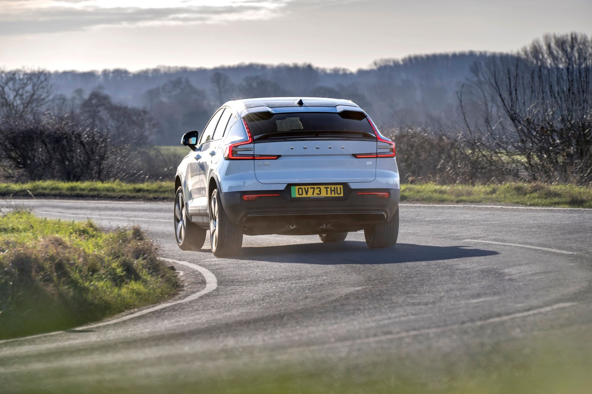 Vista frontal del Volvo EC40, que resalta su robustez y estilo distintivo.