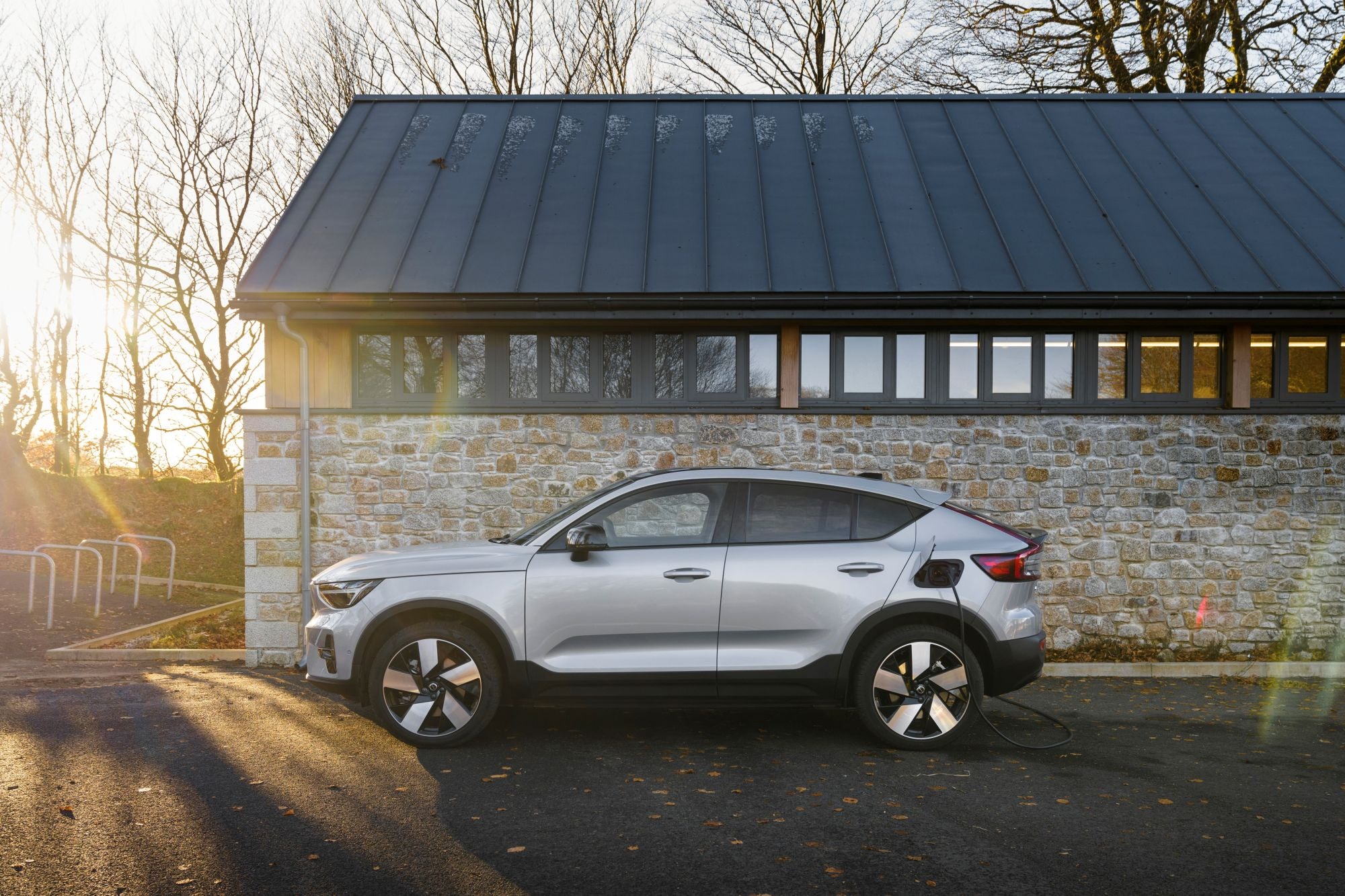 Frontal del EC40 destacando en un impresionante contexto arquitectónico.