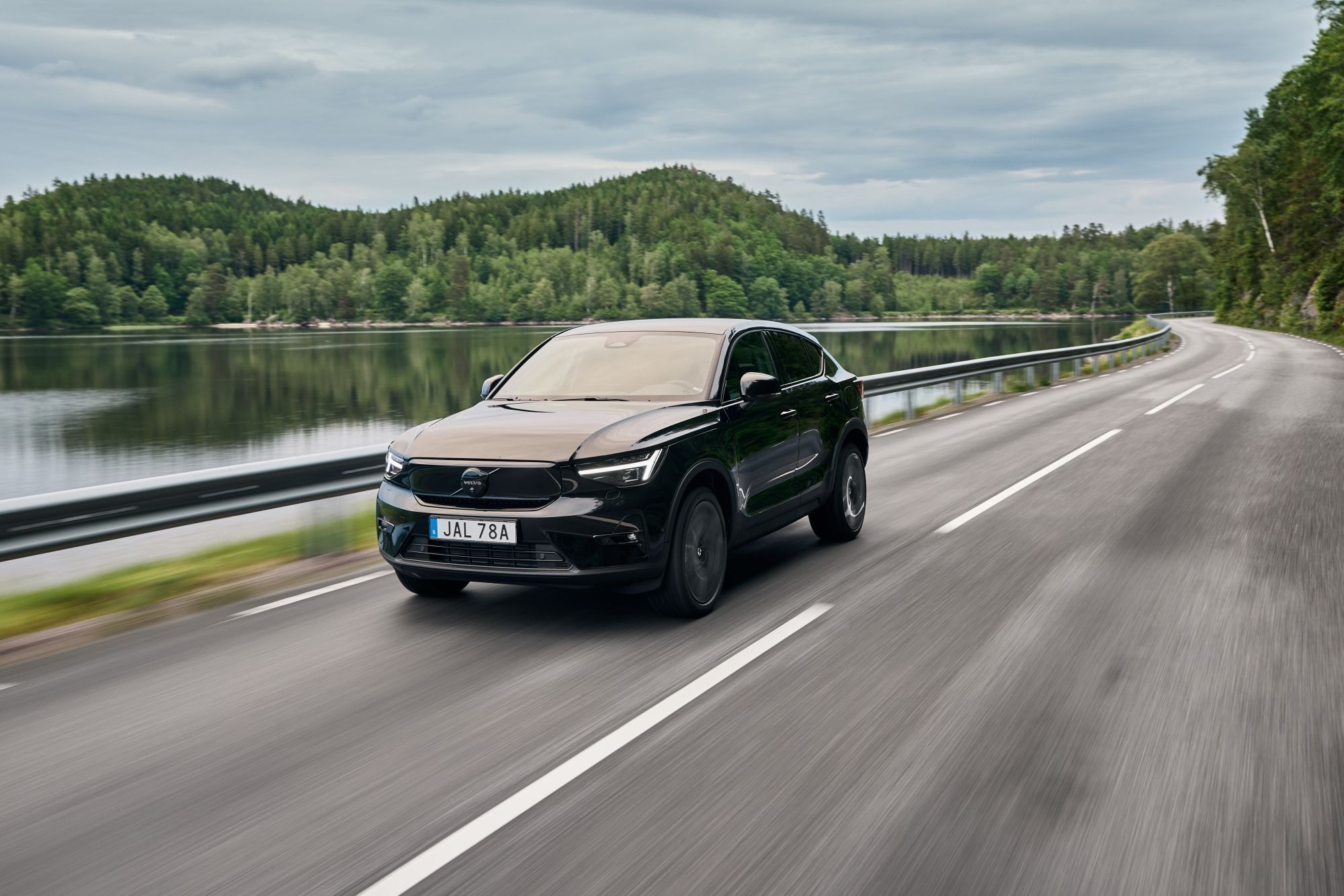Imponente vista frontal del Volvo EC40, ideal para la vida en la ciudad.